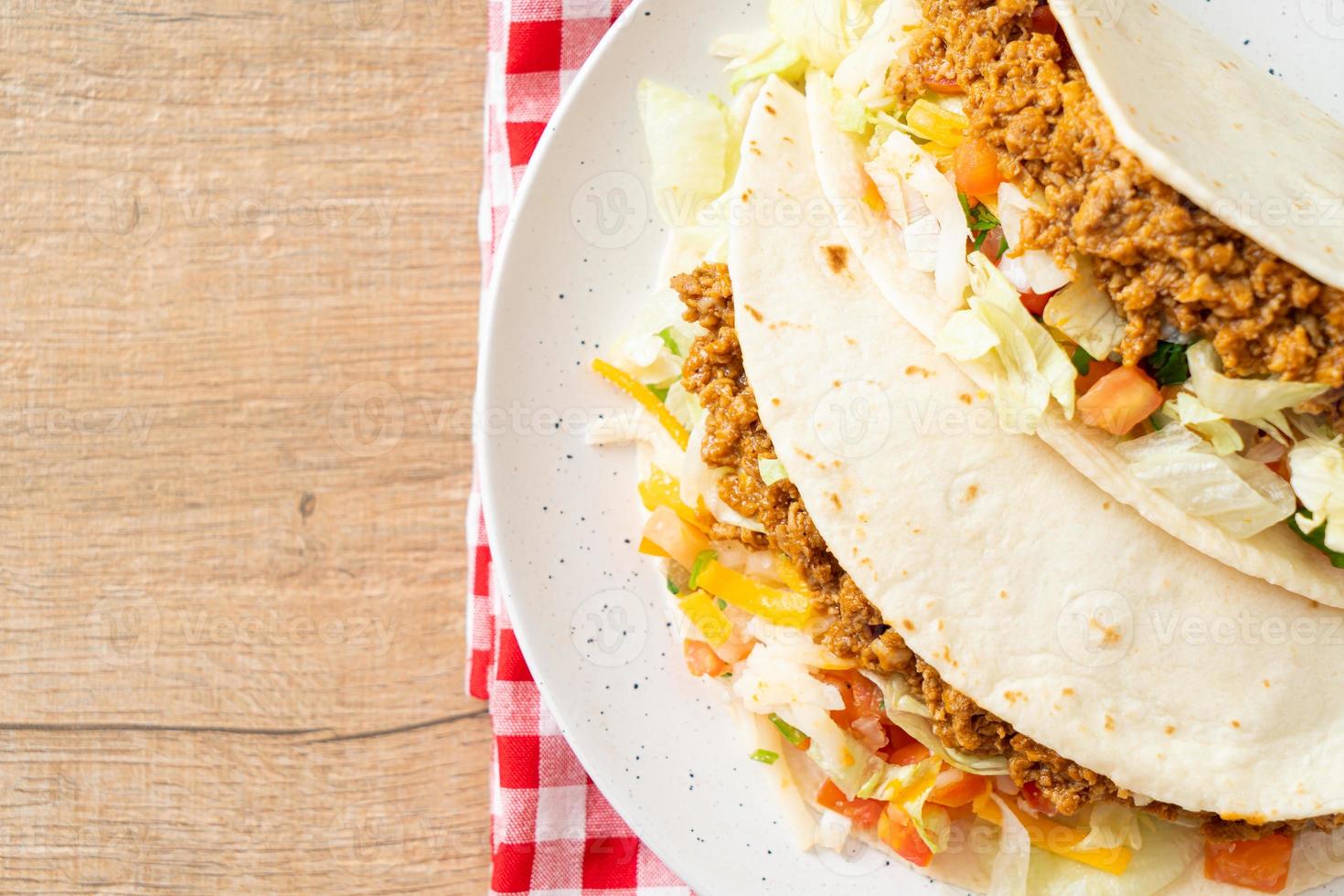 Mexicaanse taco's met kipgehakt foto