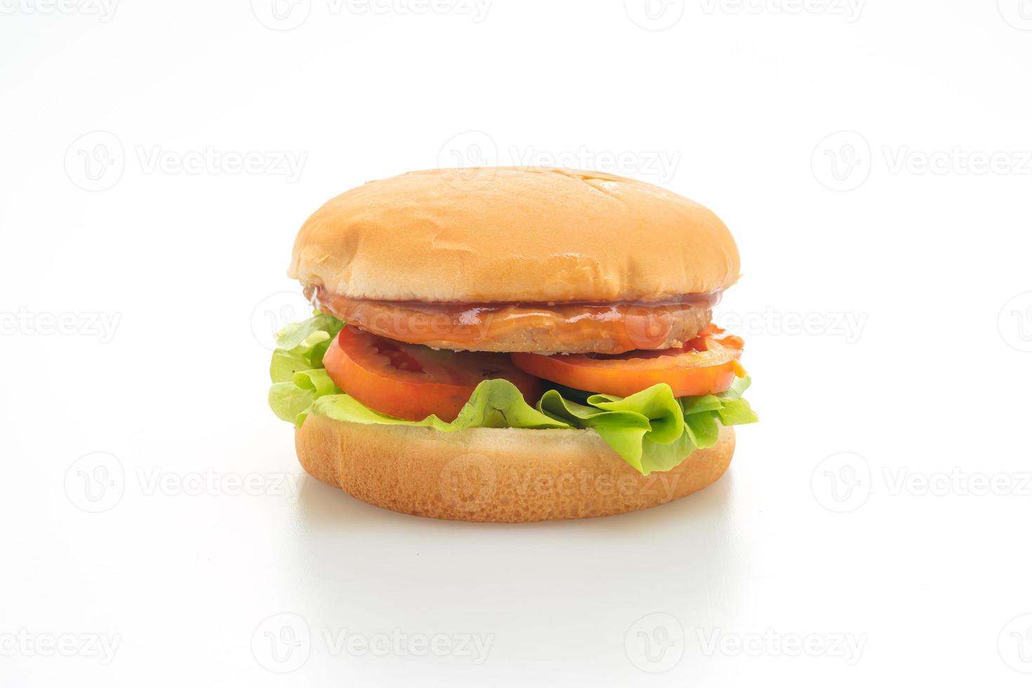 Kipburger met saus die op witte achtergrond wordt geïsoleerd foto