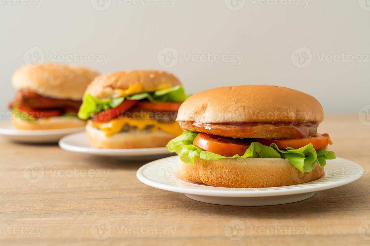 kipburgers met saus op witte plaat foto