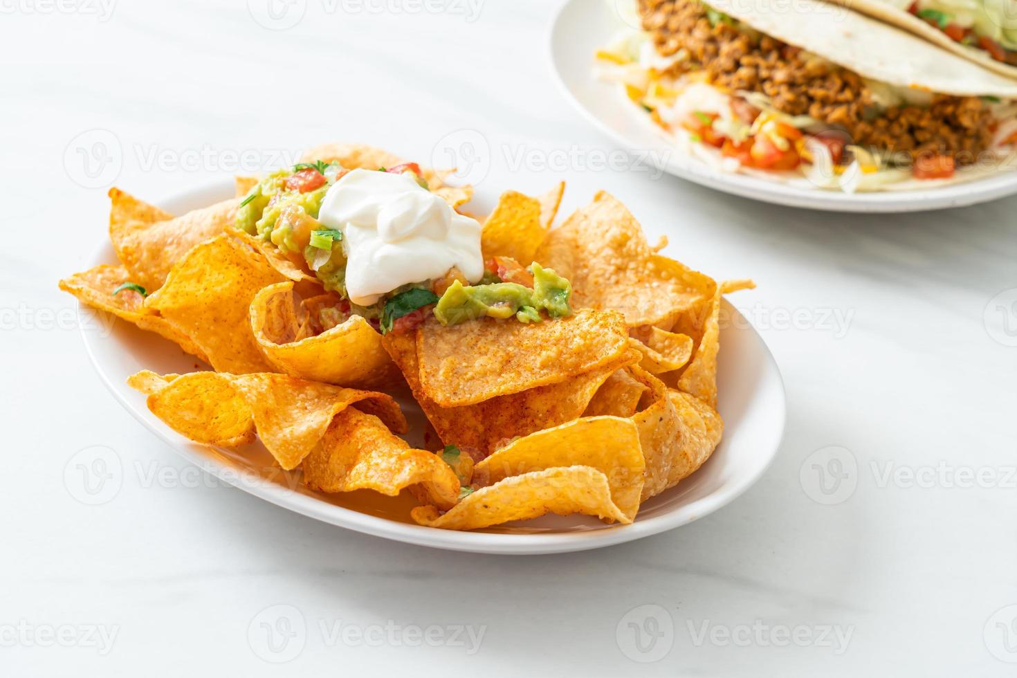 Mexicaanse nachos tortillachips met jalapeno, guacamole, tomatensalsa en dip foto