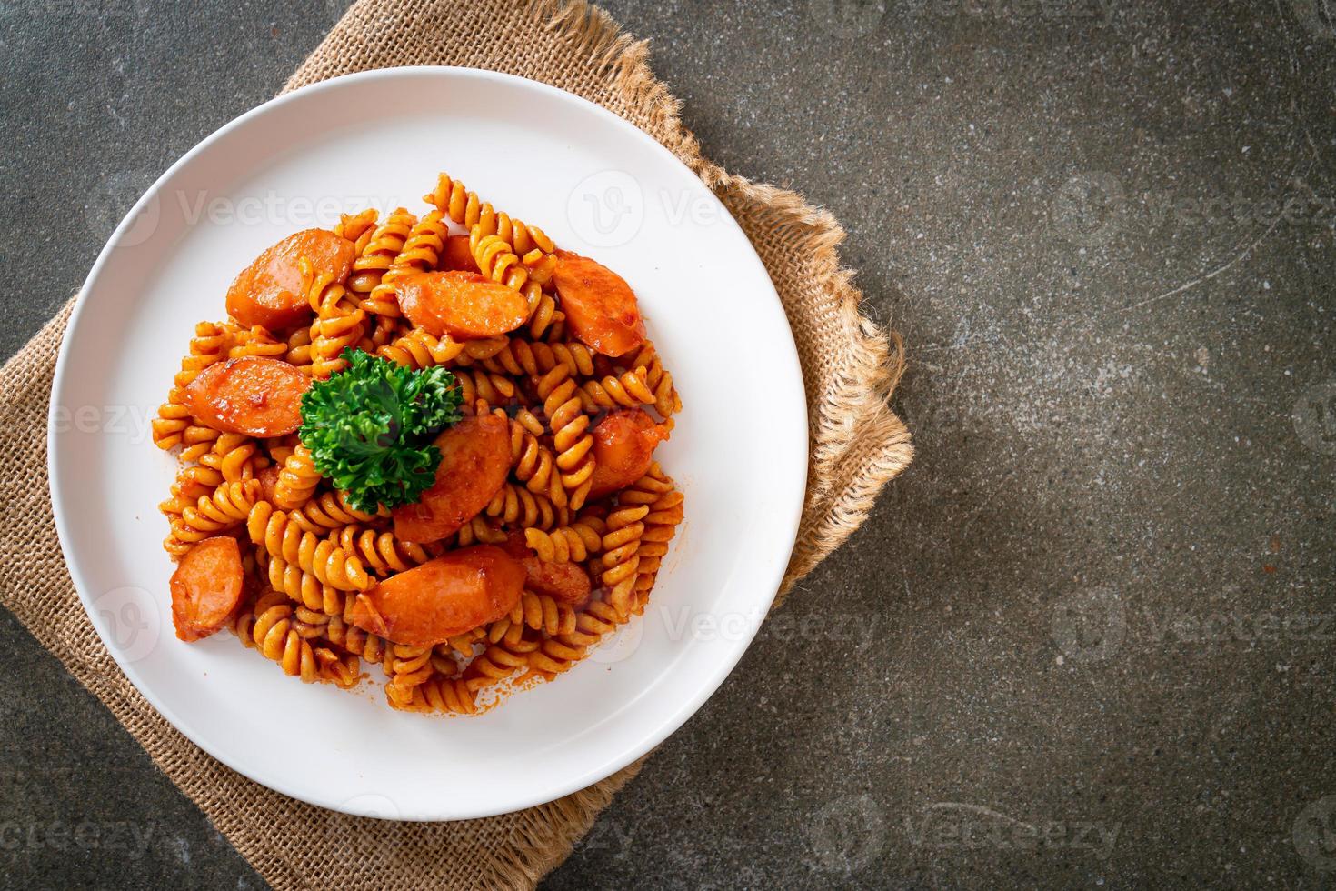 spiraal- of spirali-pasta met tomatensaus en worst - Italiaanse eetstijl food foto