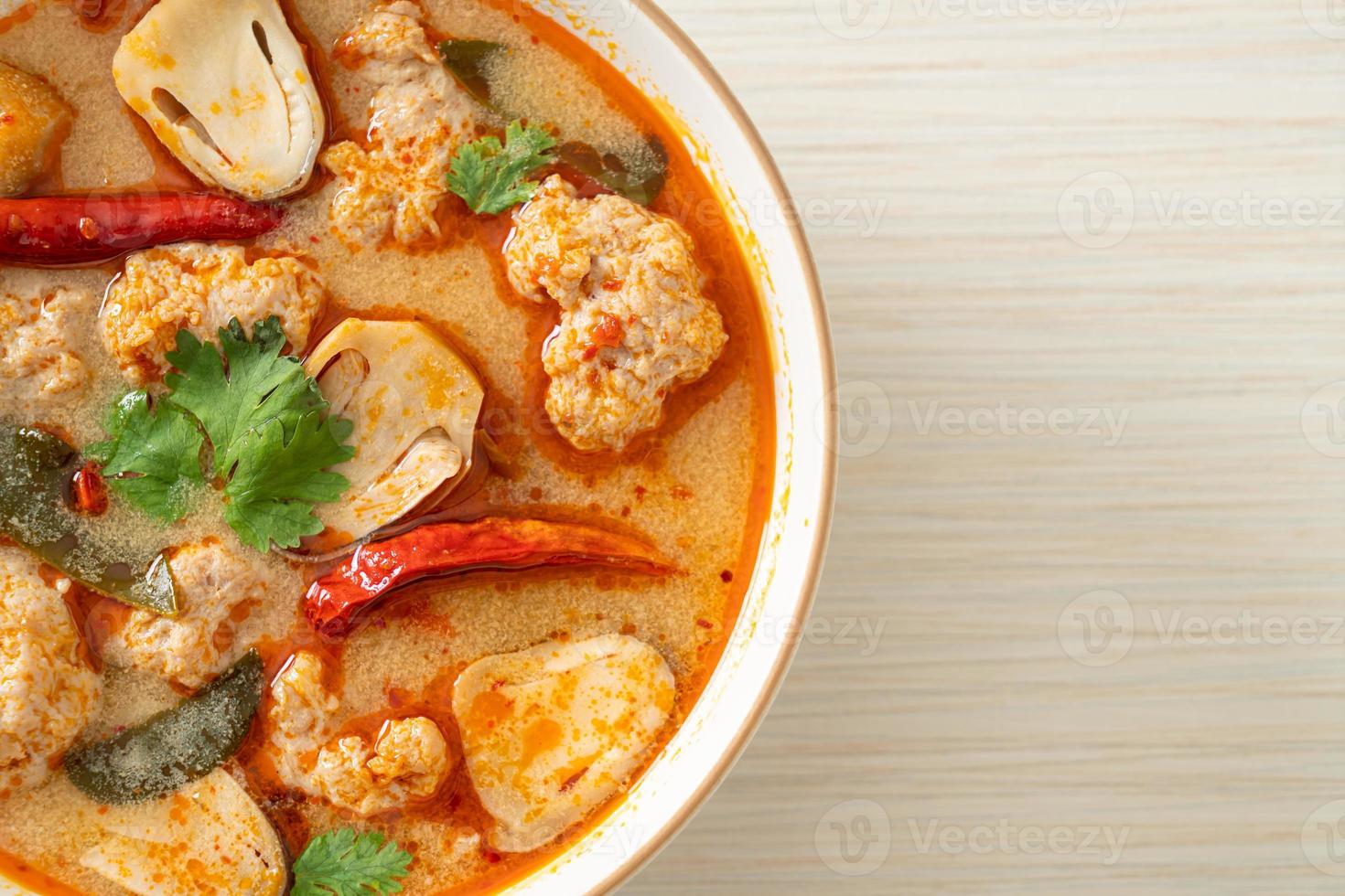 pittige gekookte varkenssoep met champignons - tom yum - Aziatisch eten foto