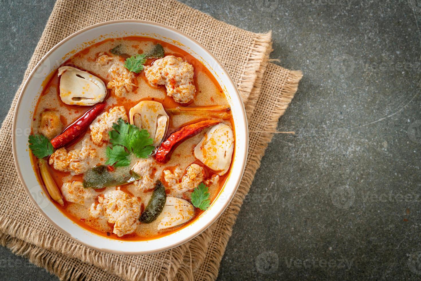 pittige gekookte varkenssoep met champignons - tom yum - Aziatisch eten foto