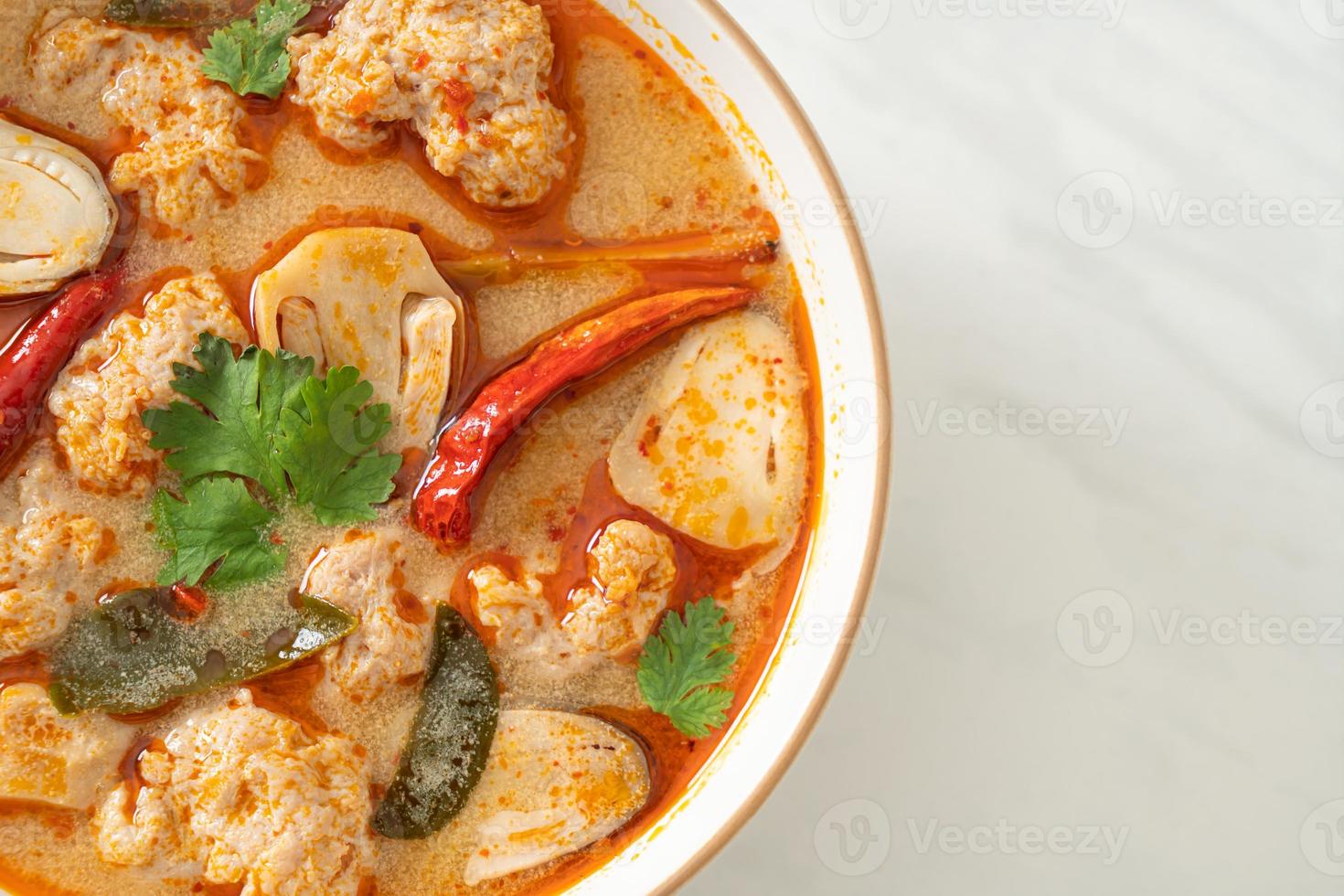 pittige gekookte varkenssoep met champignons - tom yum - Aziatisch eten foto