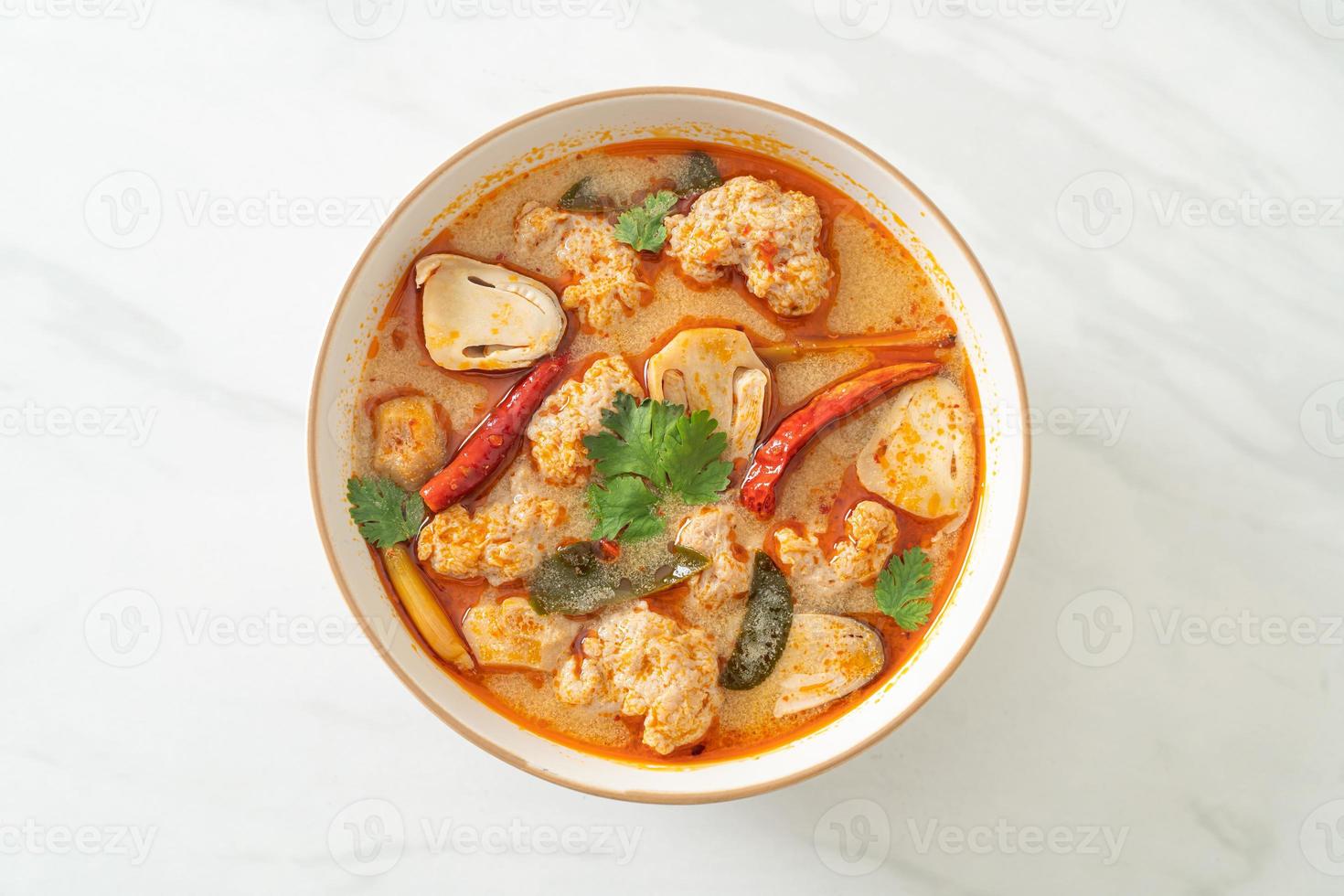 pittige gekookte varkenssoep met champignons - tom yum - Aziatisch eten foto