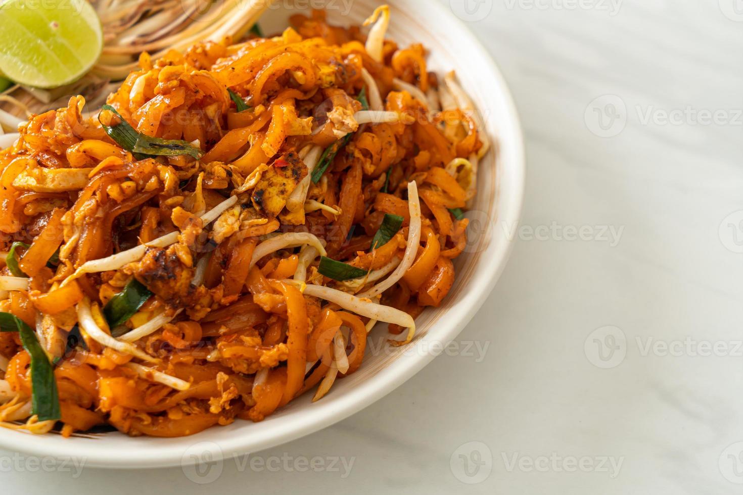 roergebakken noedels met tofu en spruitjes of pad thai - Aziatisch eten foto