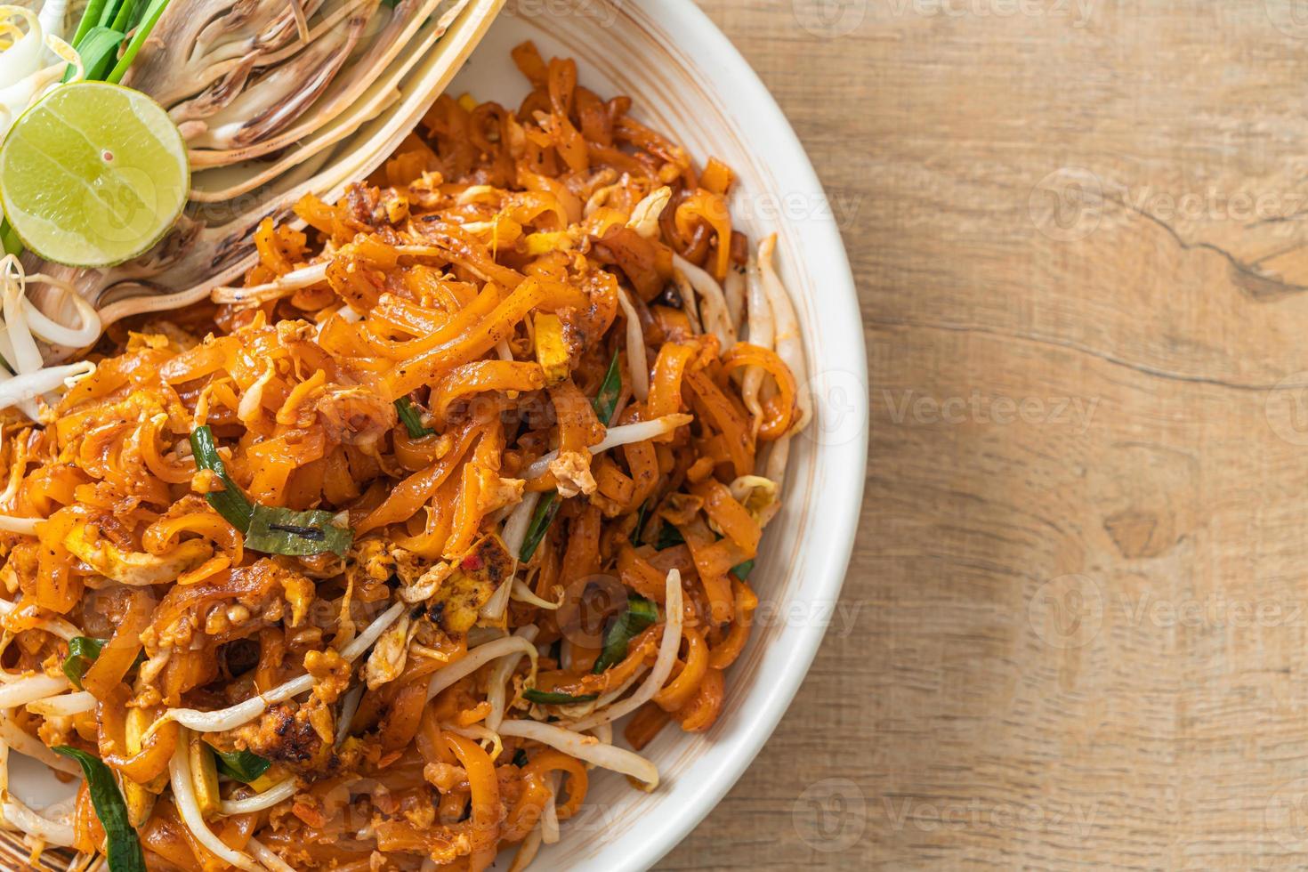 roergebakken noedels met tofu en spruitjes of pad thai - Aziatisch eten foto