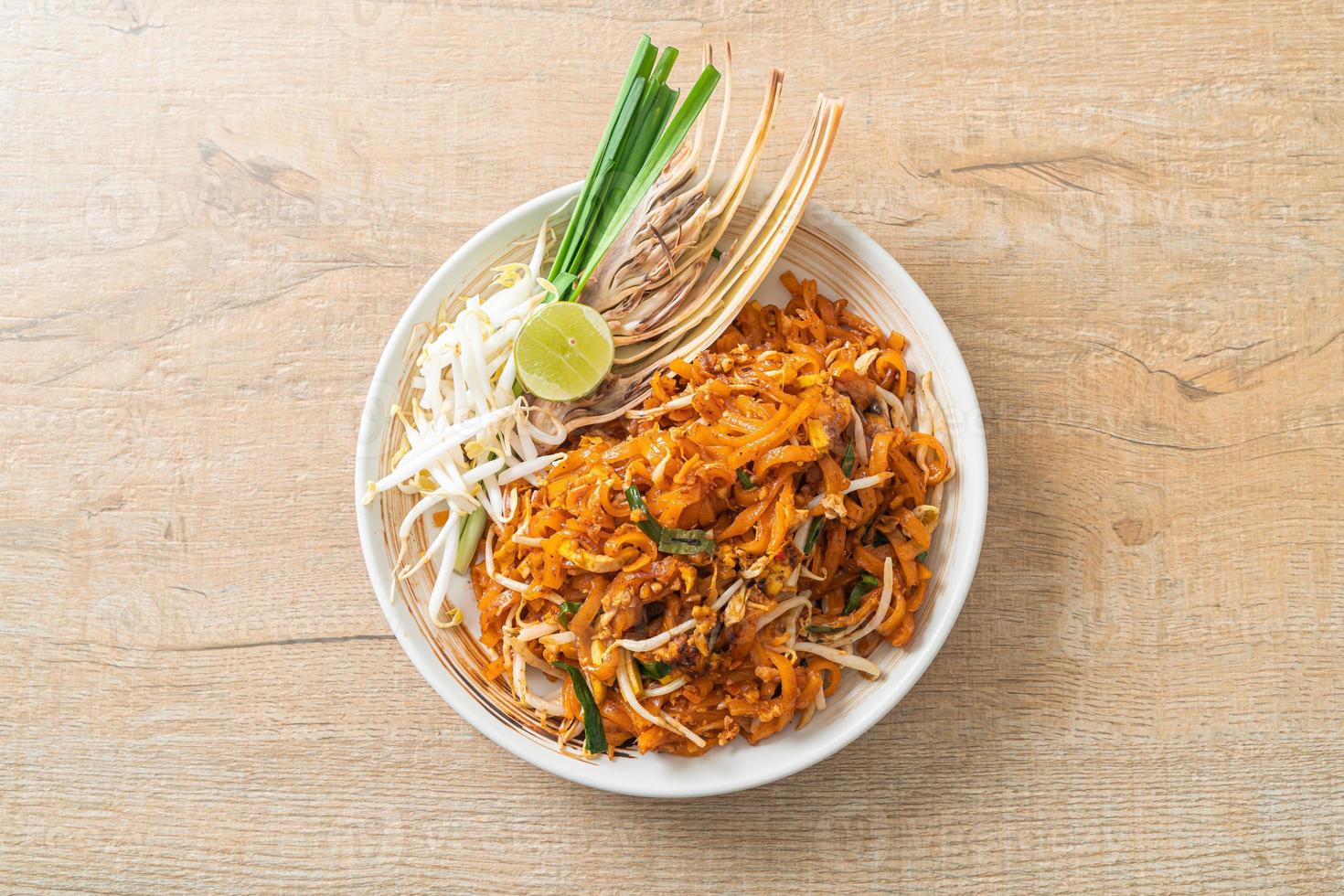 roergebakken noedels met tofu en spruitjes of pad thai - Aziatisch eten foto