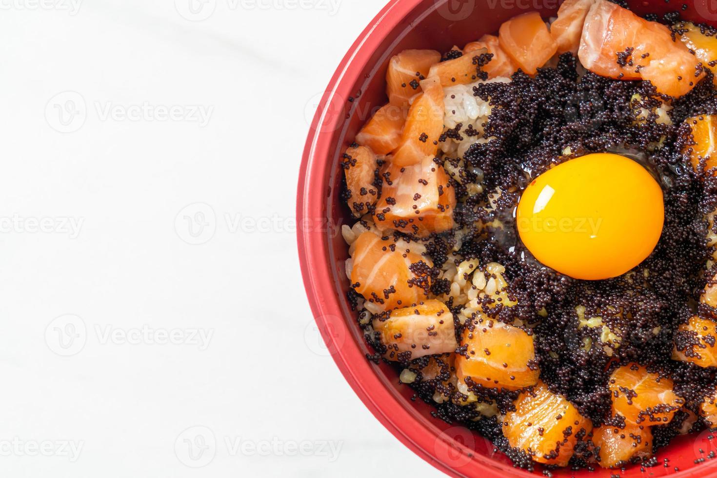 japanse rijst met verse zalm rauw, tobiko en ei foto