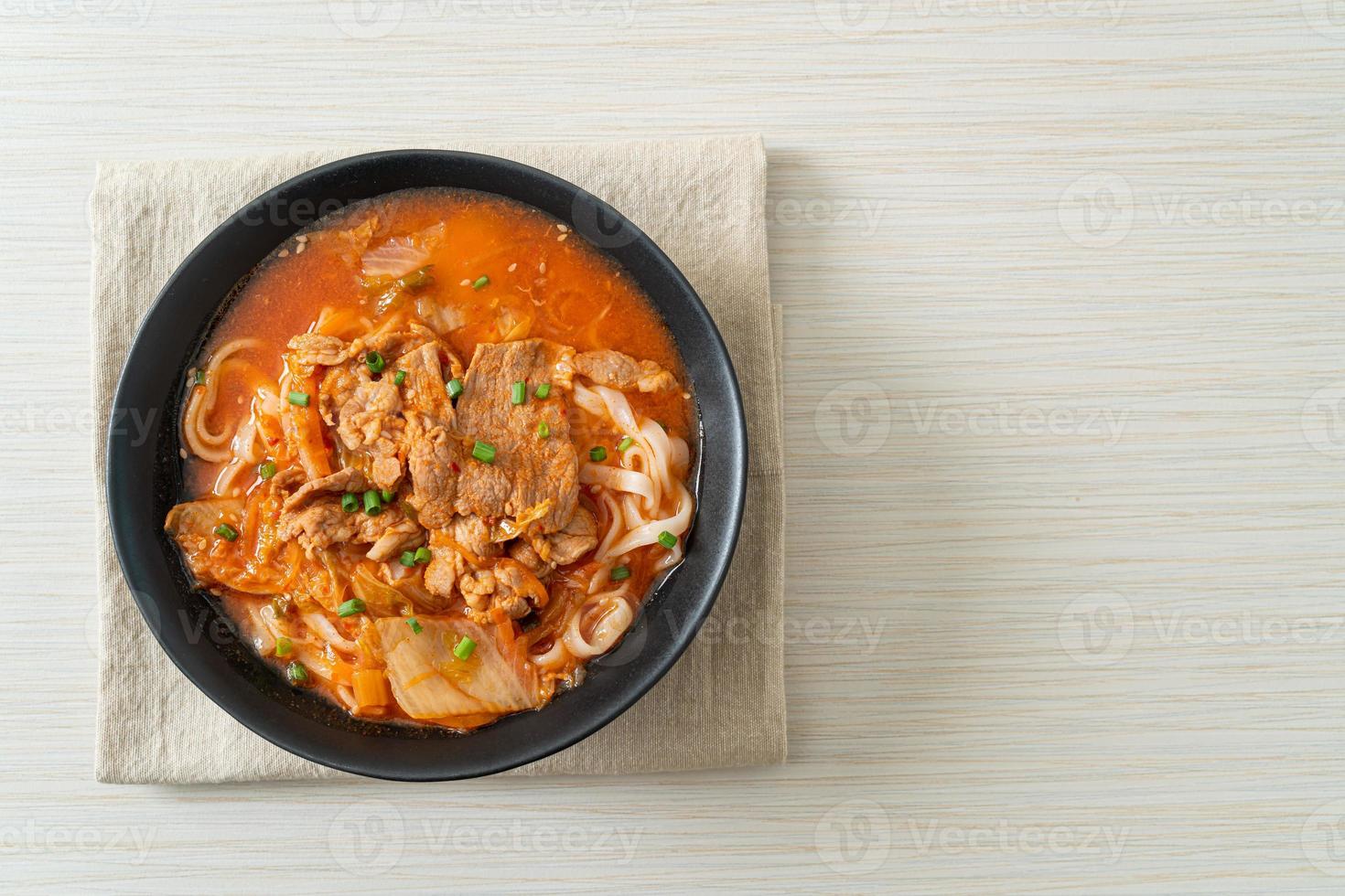 Koreaanse udon ramen-noedels met varkensvlees in kimchi-soep foto