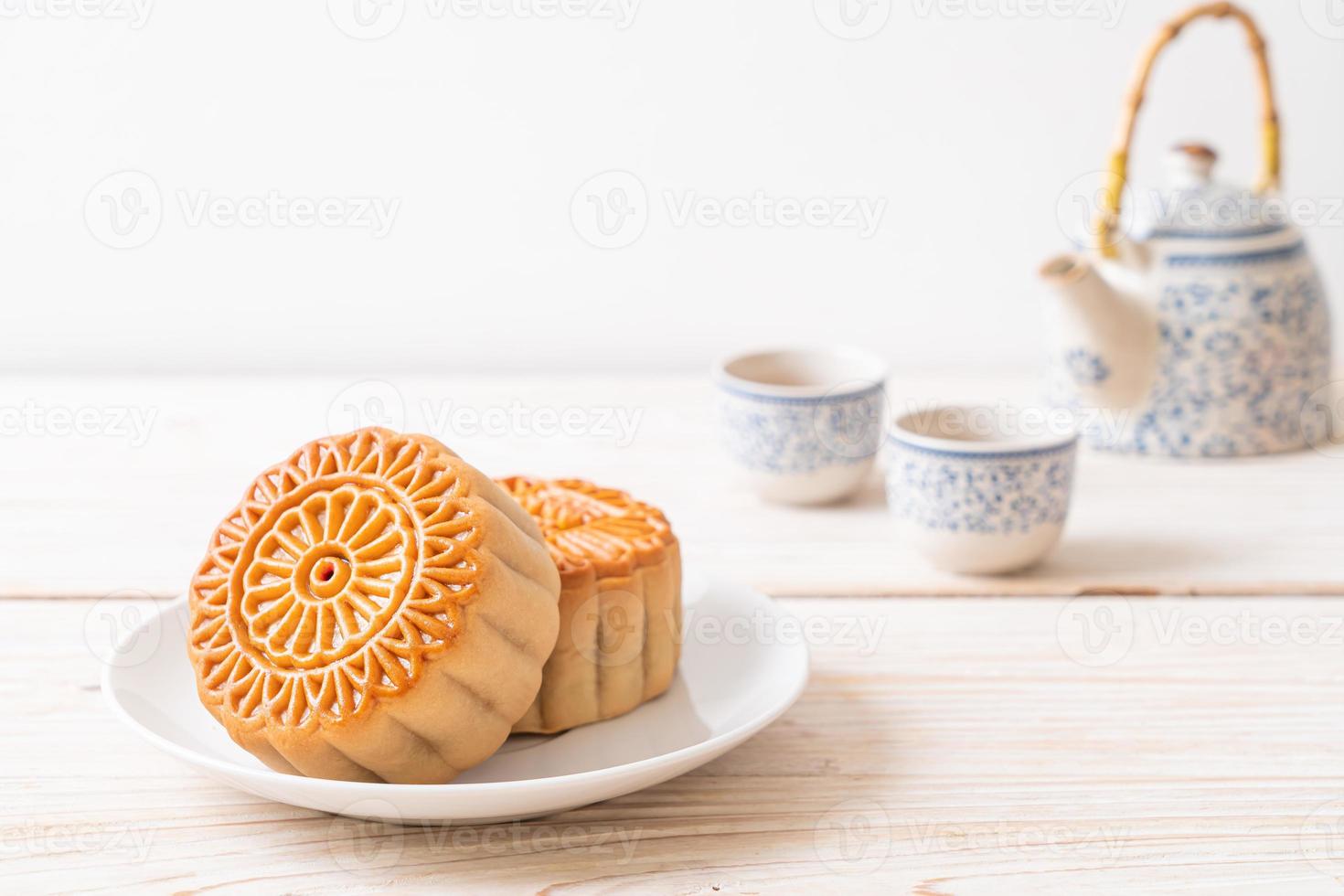 Chinese maancake op bord foto