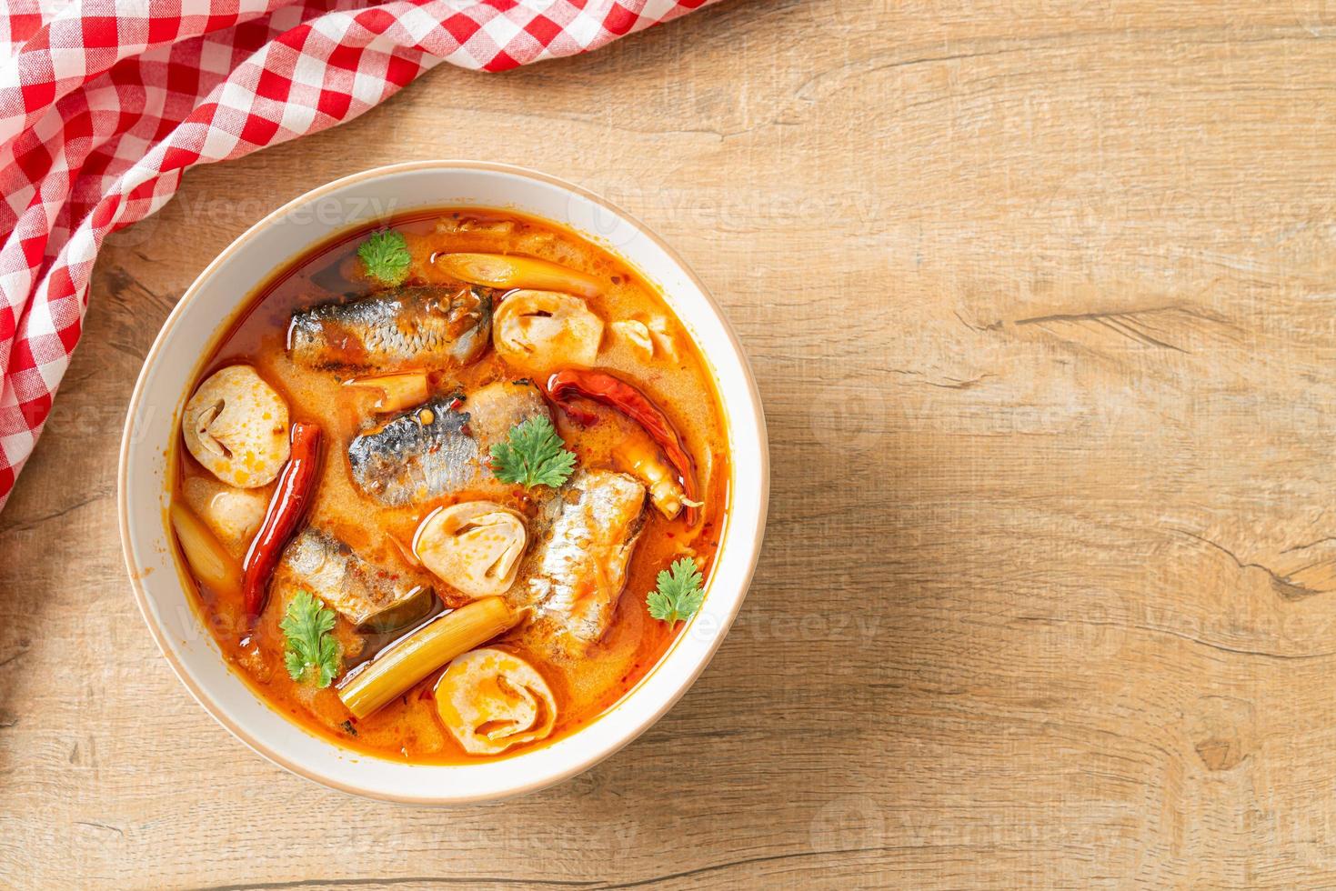 tom yum makreel uit blik in pittige soep foto