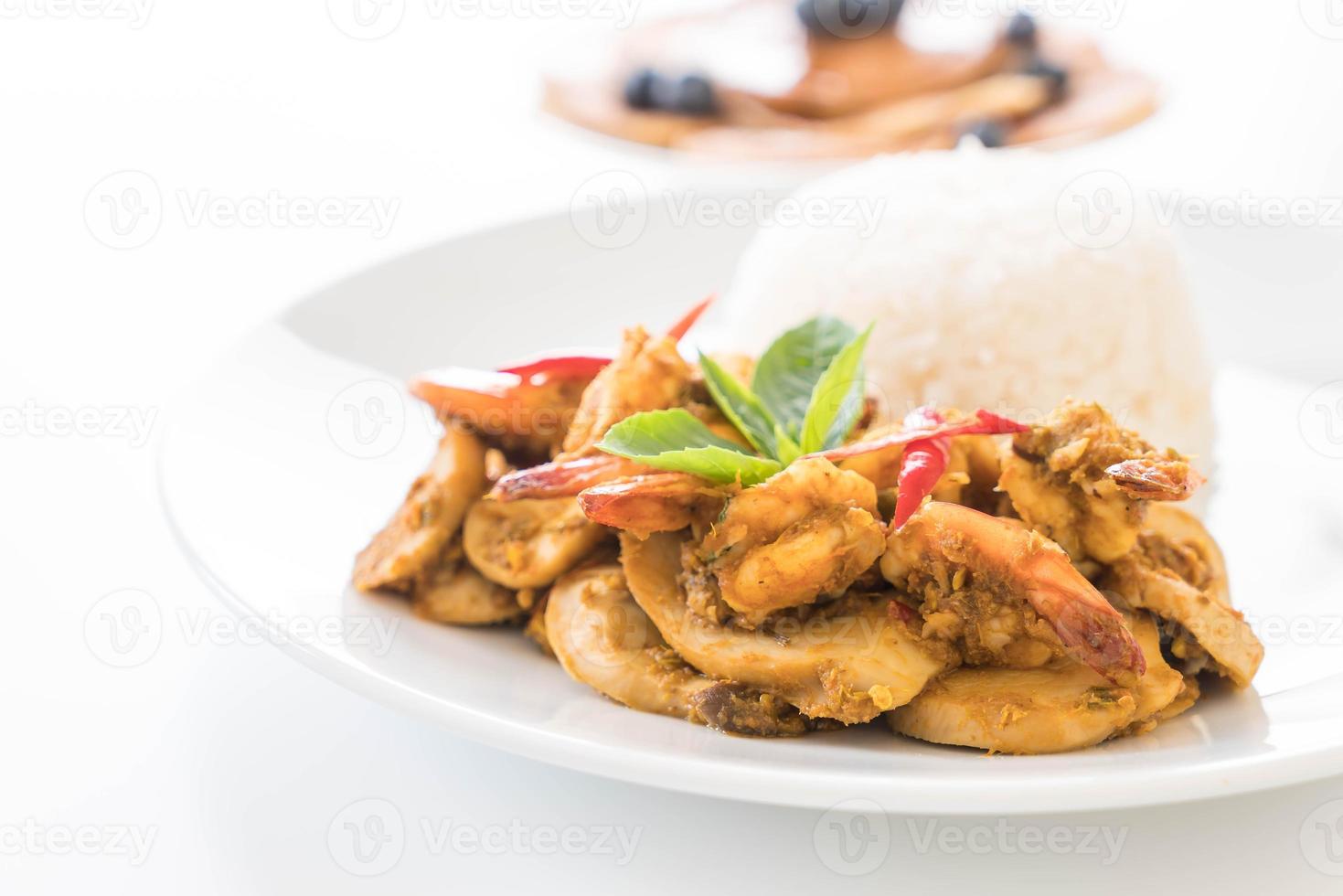 roergebakken garnalen en groene curry foto