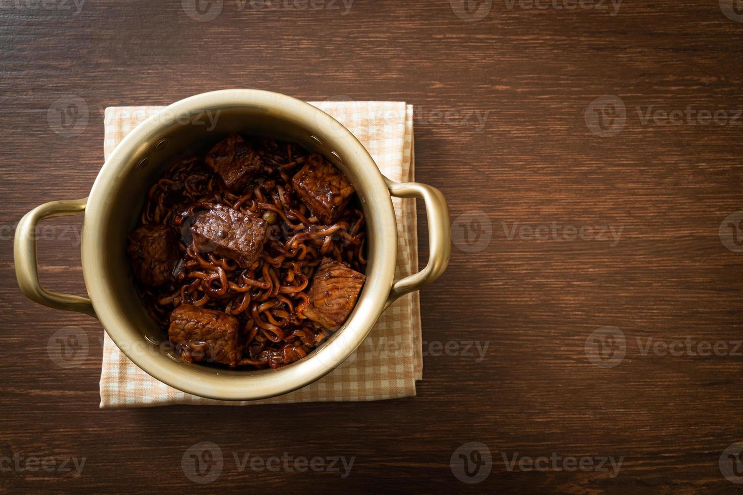 jjapaguri of chapaguri, Koreaanse zwarte bonen pittige noedels met rundvlees with foto