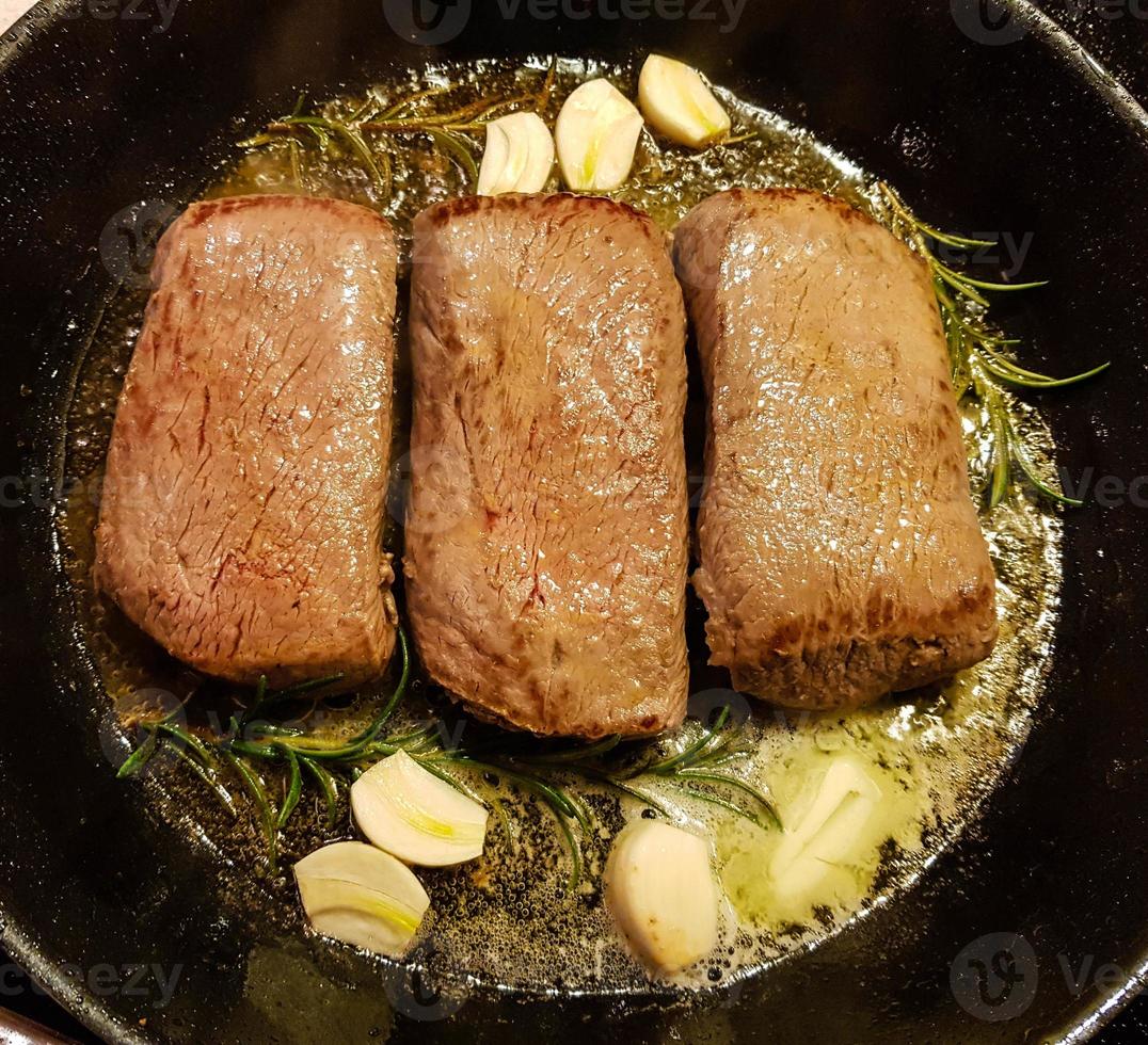 rozemarijn lam steaks met knoflook foto