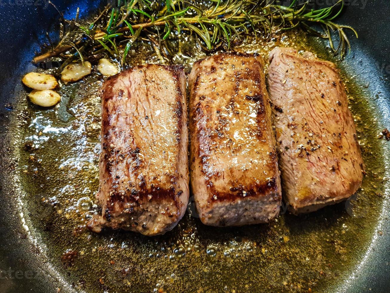 rozemarijn lam steaks met knoflook foto