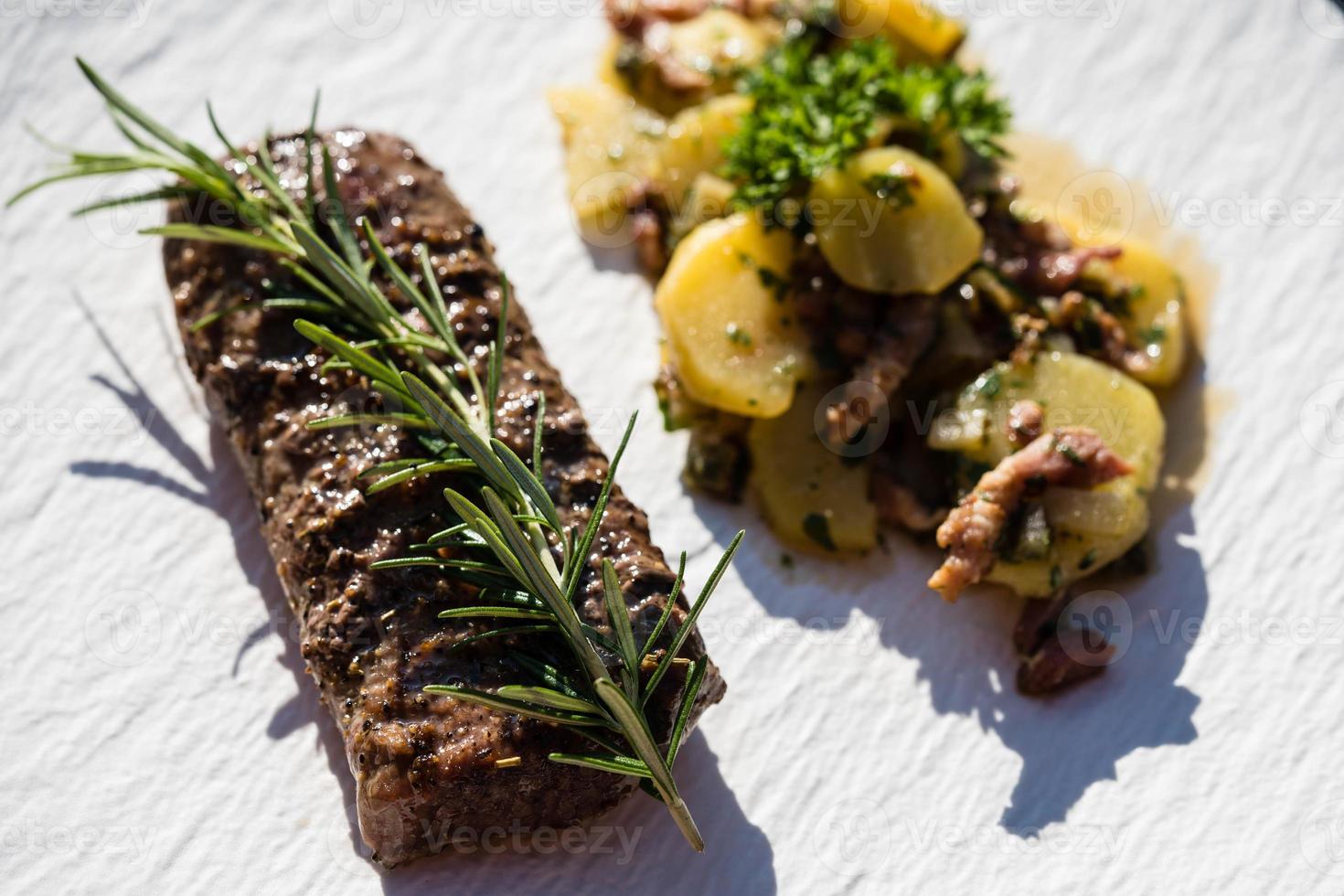 rozemarijn lam steaks met knoflook foto