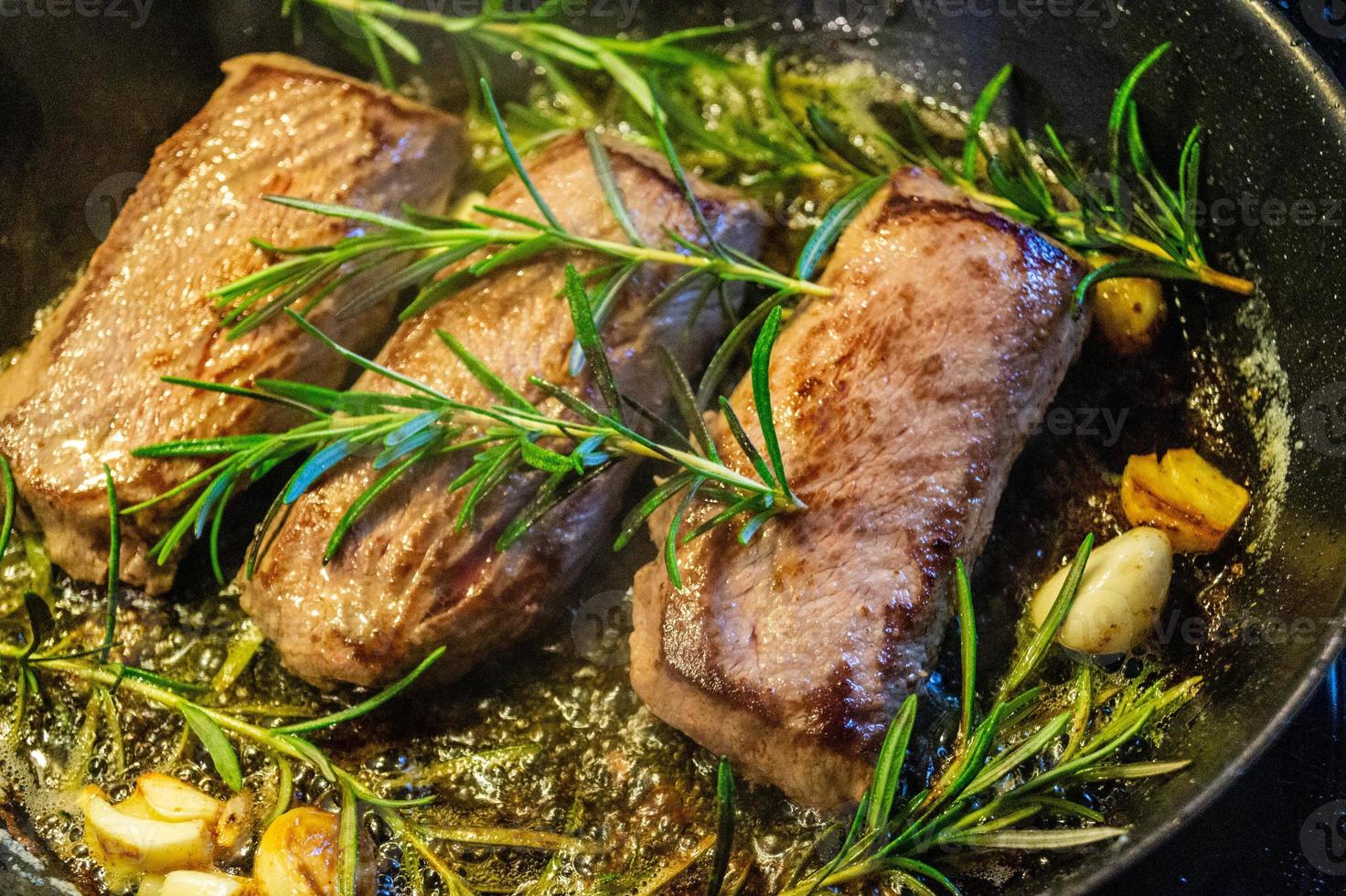 rozemarijn lam steaks met knoflook foto