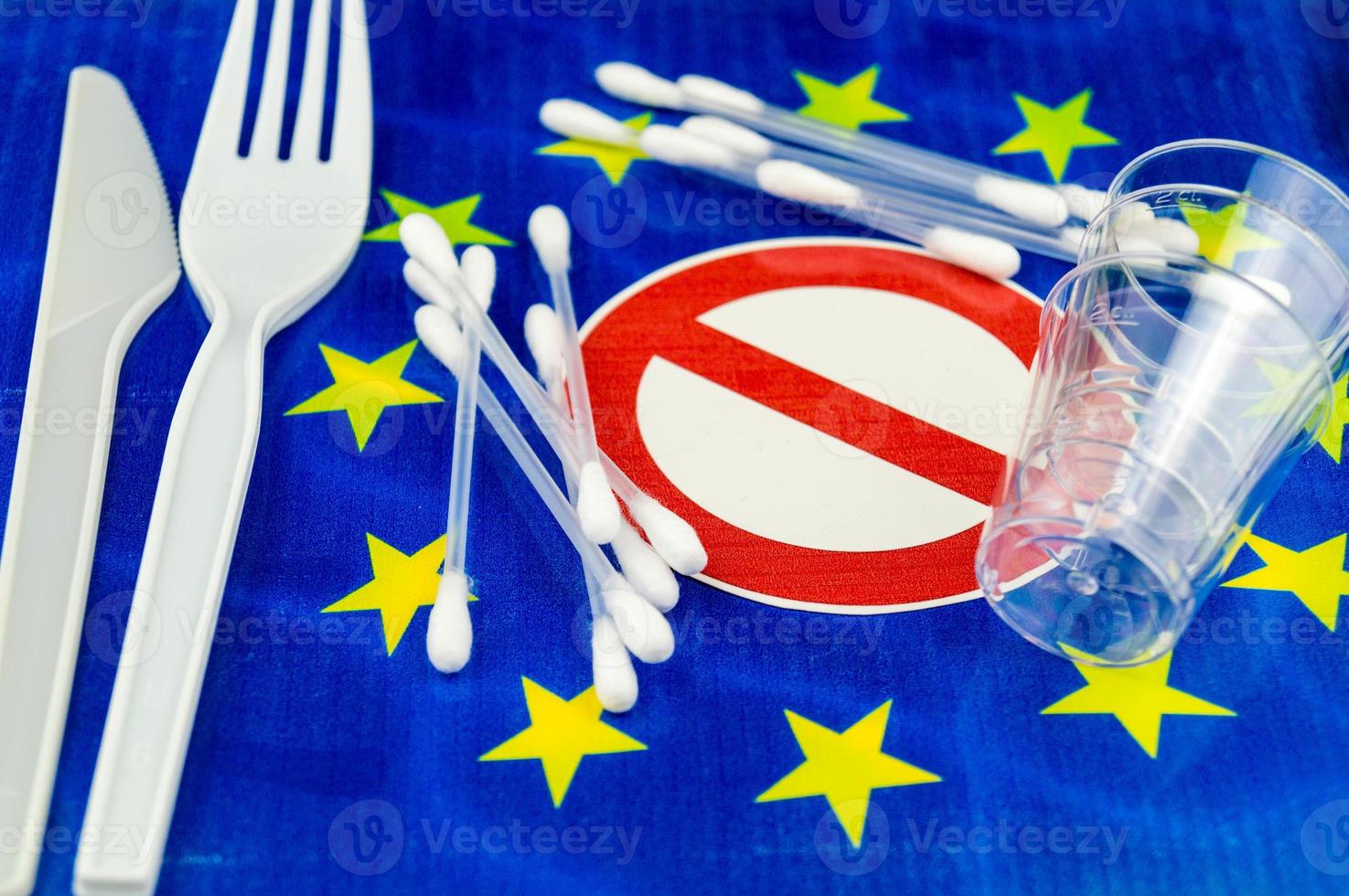 Europa verbiedt rietjes en plastic servies vanwege microplastics foto