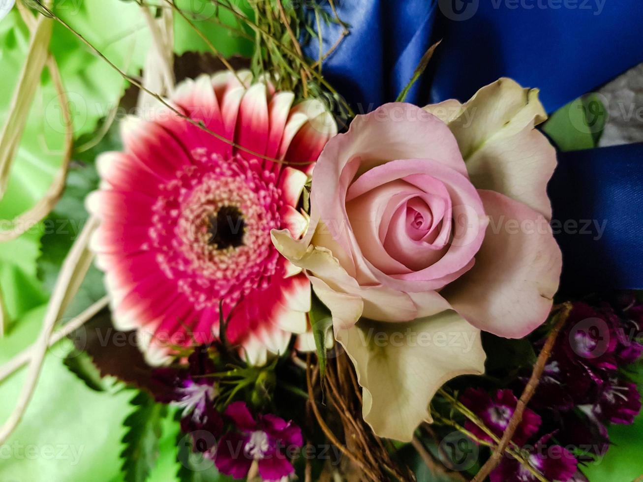 bruidsboeket met verschillende bloemen foto