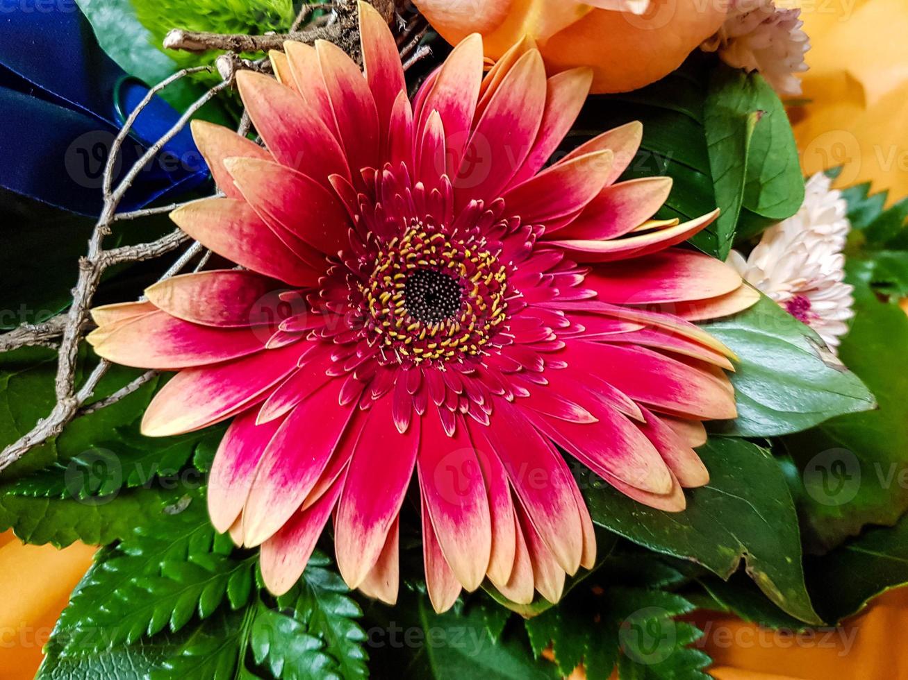 bruidsboeket met verschillende bloemen foto