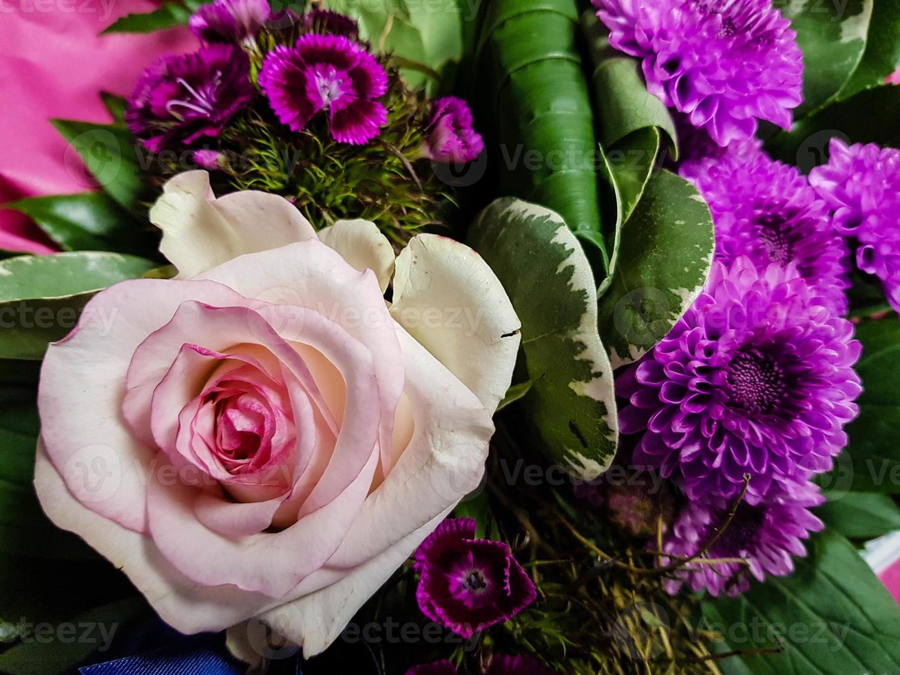 bruidsboeket met verschillende bloemen foto