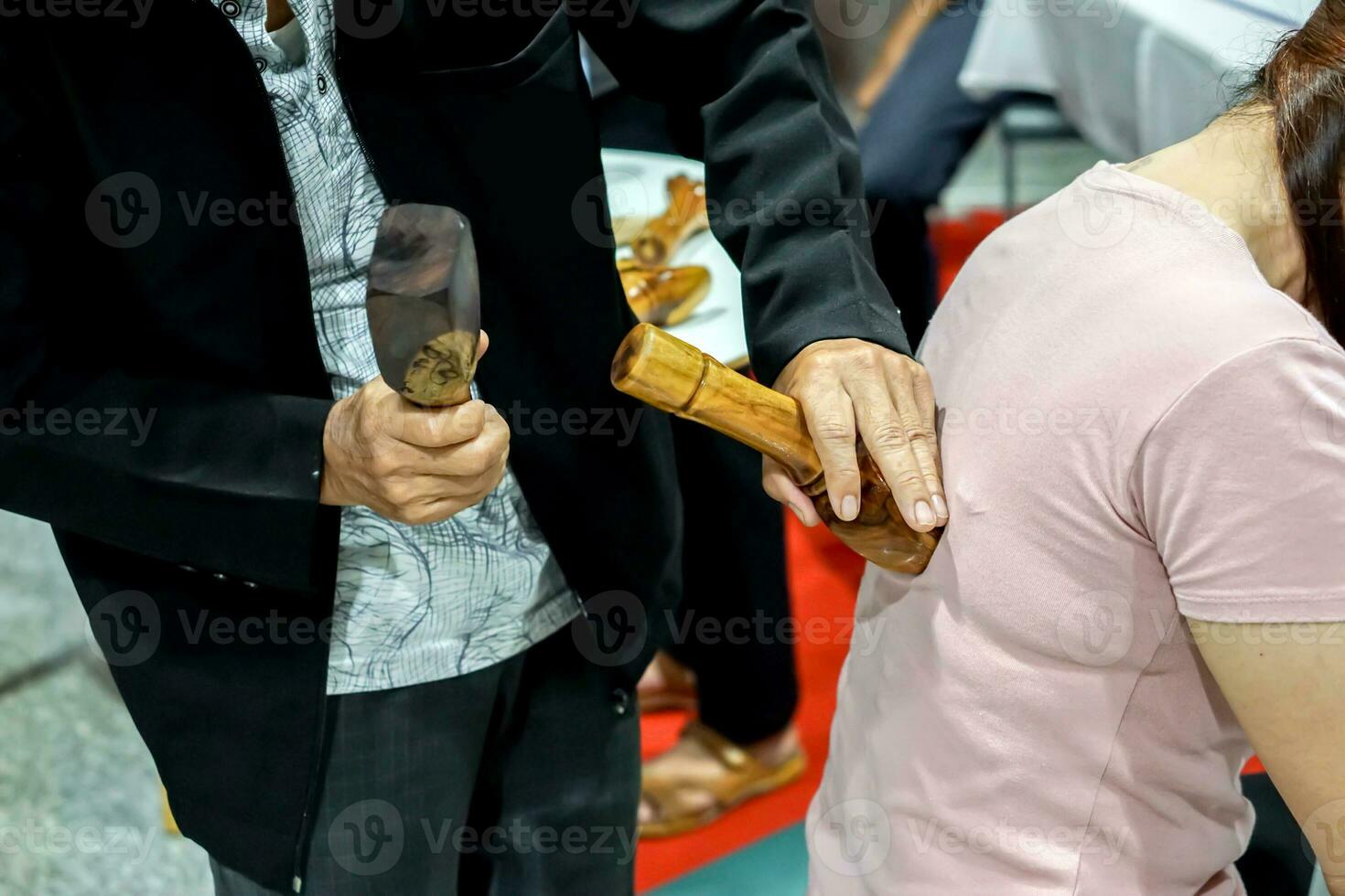 detailopname en Bijsnijden Thais noordelijk oude medisch gebruik een houten wig en houten hamer naar por in de omgeving van de lichaam naar genezen lichaam pijn. foto