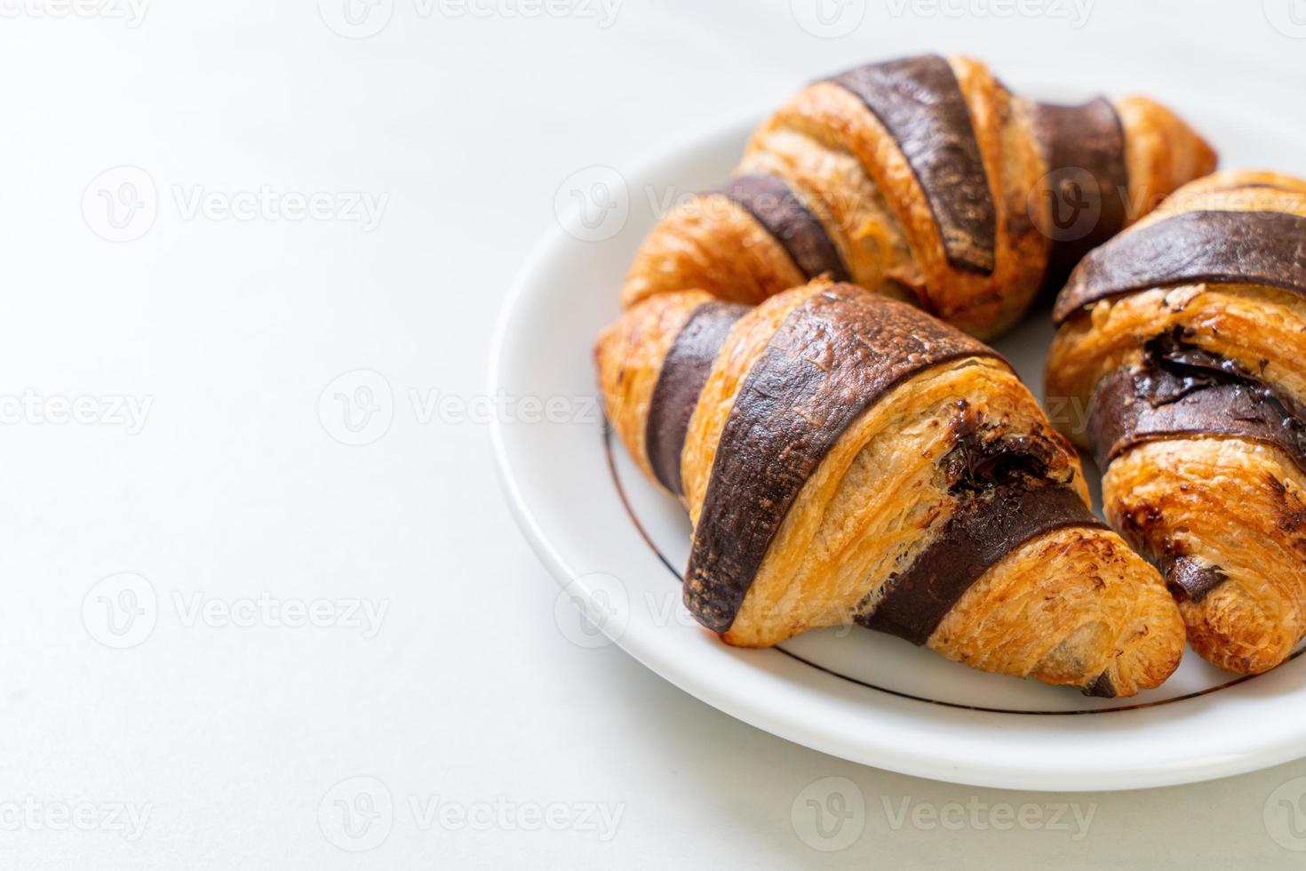 verse croissant met chocolade op bord foto