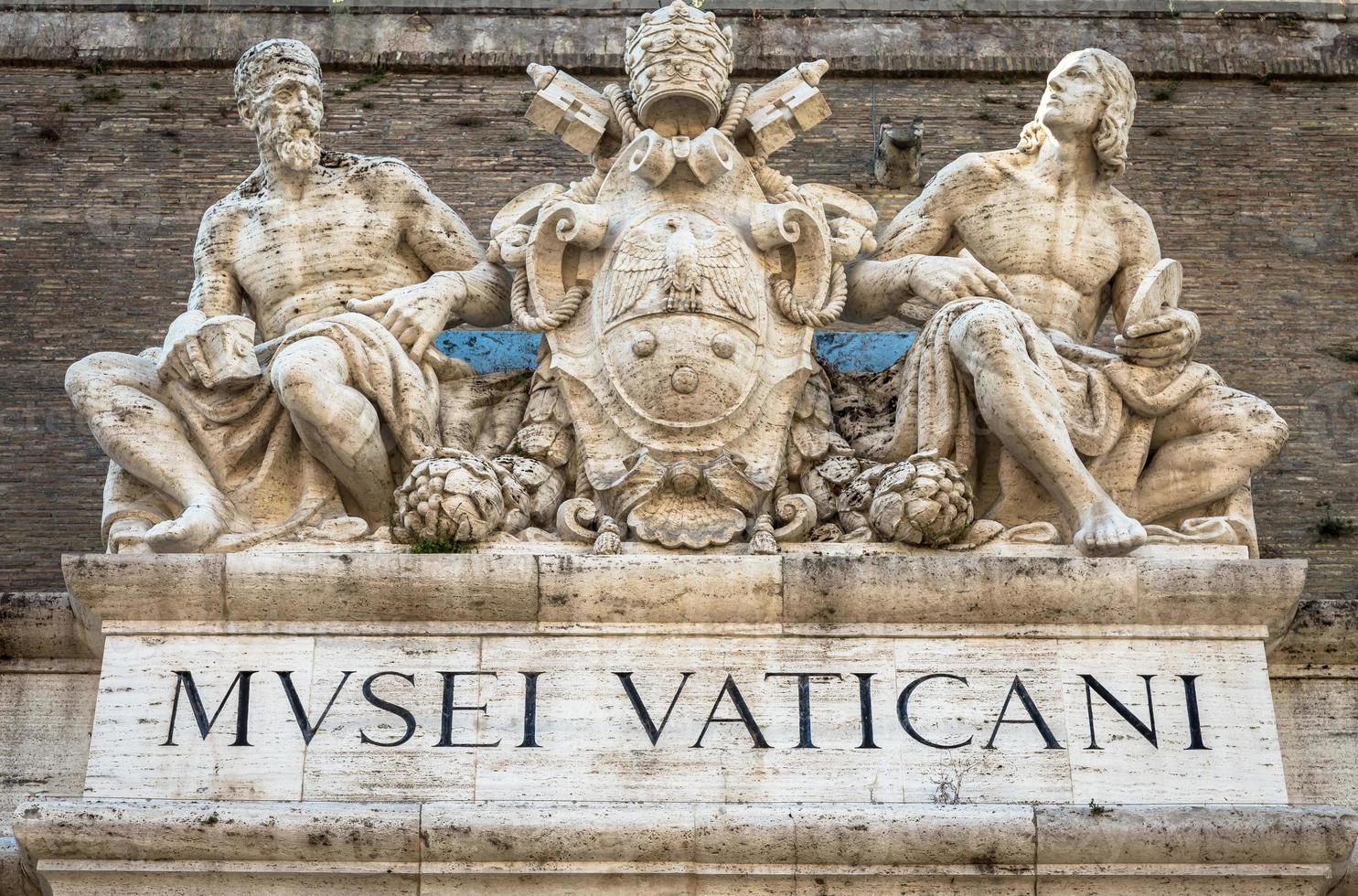 ingang van het beroemde Vaticaanse museumgebouw in rome, italië, 2020 foto