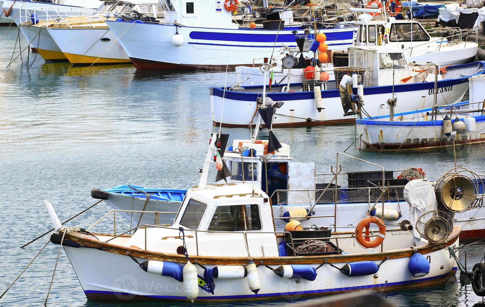 vissersboten afgemeerd in de haven van een Ligurische stad foto