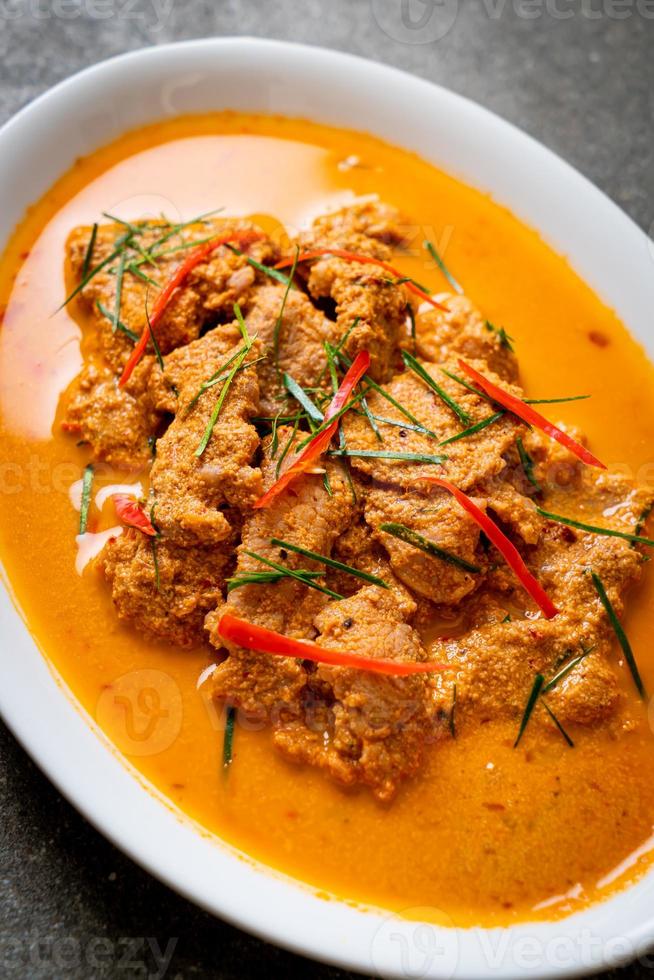 thaise maaltijdset panang curry met varkensvlees - thaise eetstijl foto