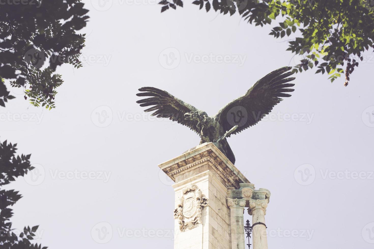 vogelstandbeeld in het koninklijk kasteel, boedapest, hongarije foto