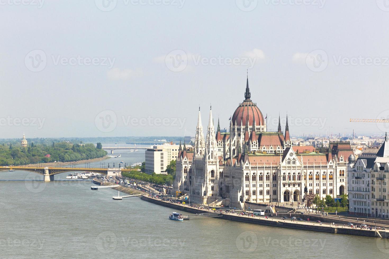 uitzicht op het parlement en de rivier de Donau in boedapest, hongarije foto