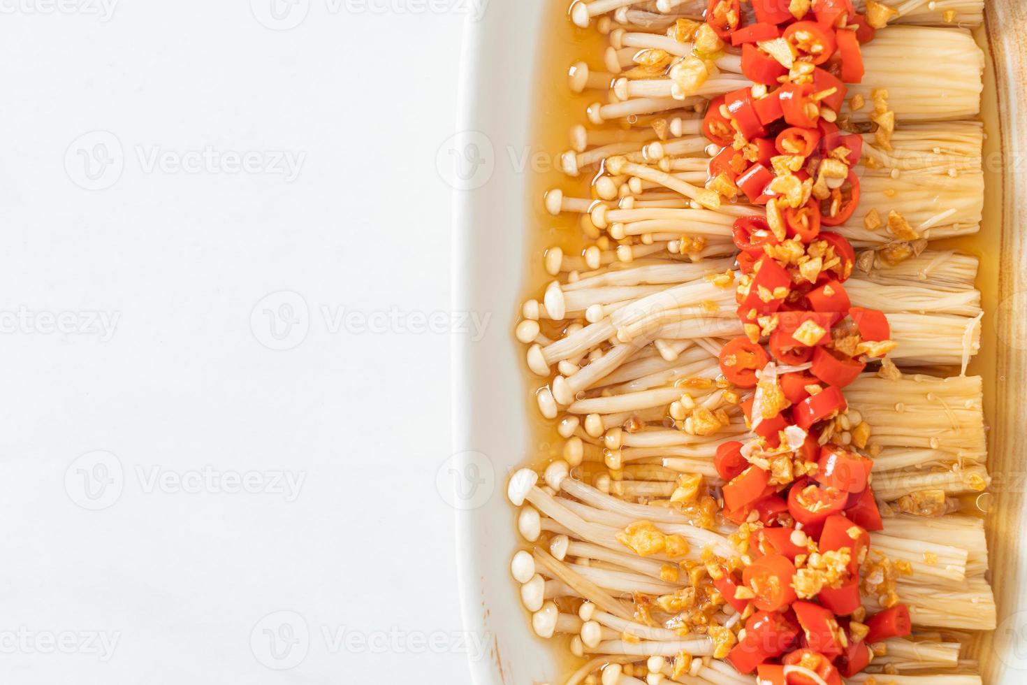 zelfgemaakte gestoomde gouden naaldpaddestoel of enokitake met sojasaus, chili en knoflook foto