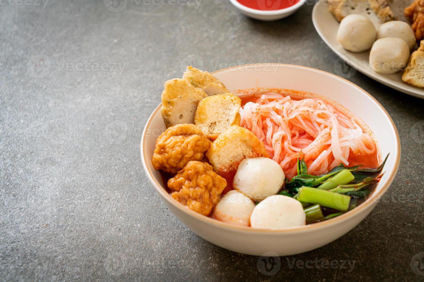 kleine platte rijstnoedels met visballetjes en garnalenballetjes in roze soep, yen ta four of yen ta fo - Aziatisch eten foto