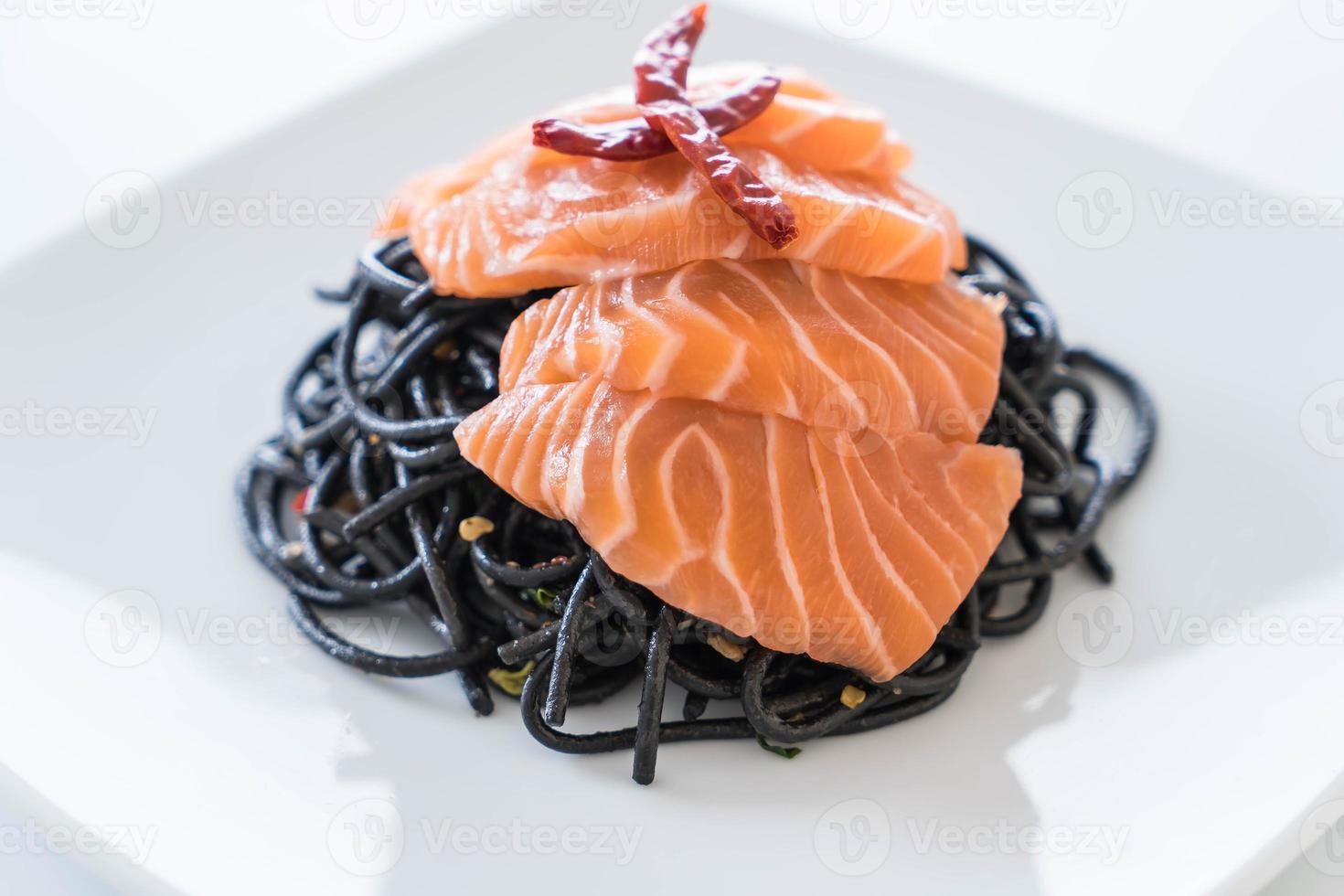 pittige zwarte spaghetti met zalm - fusion food style foto