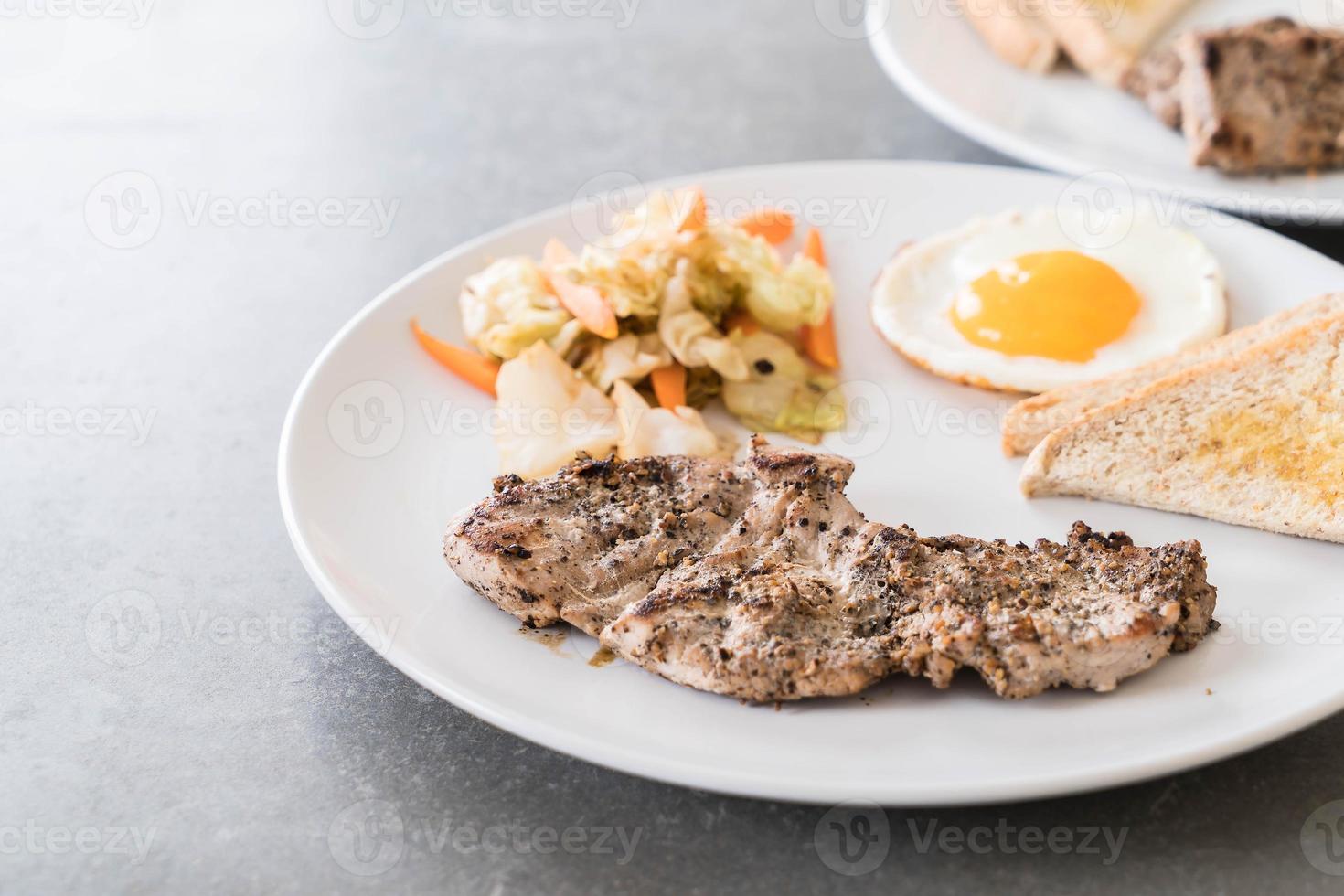 zwarte pepers gegrilde varkenssteak foto