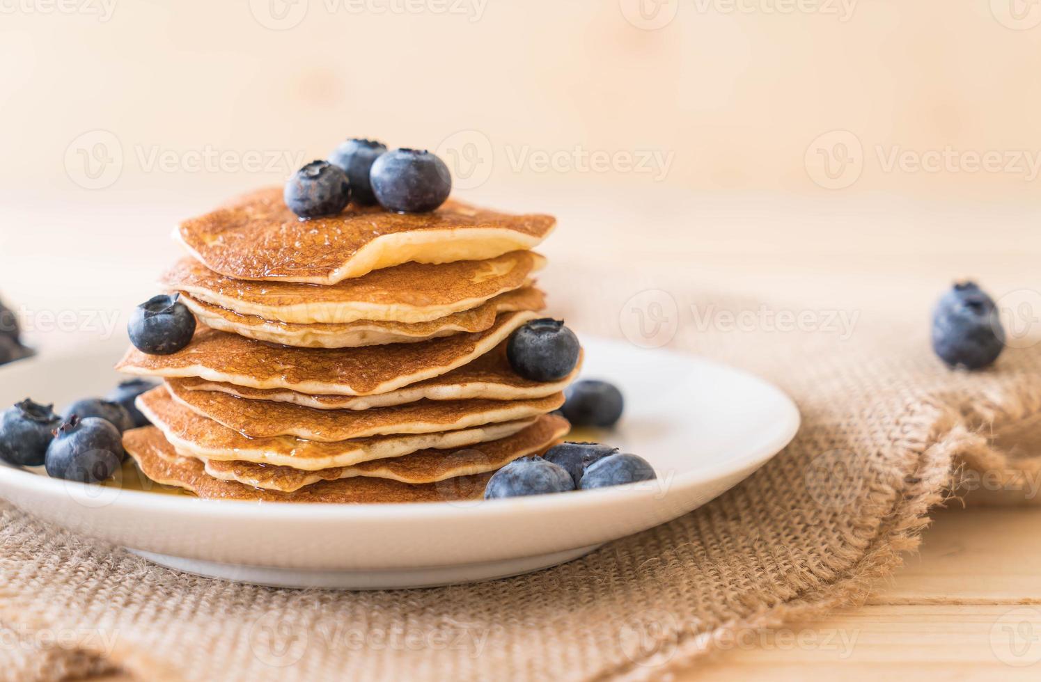 stapel pannenkoeken met verse bosbessen foto