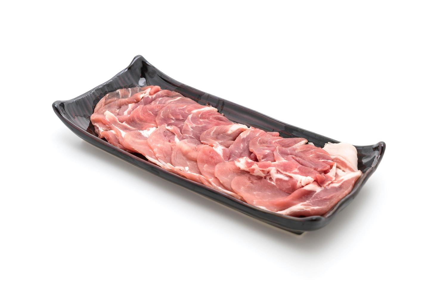 vers varkensvlees gesneden op witte achtergrond foto