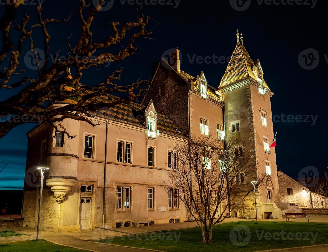 oud gebouw van een kleine Bourgondische stad, frankrijk foto