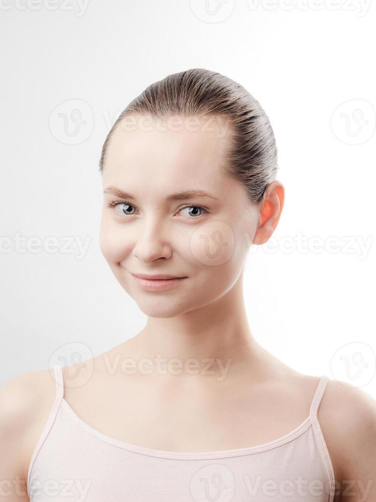 mooie jonge vrouw met schone frisse huid op witte achtergrond. foto