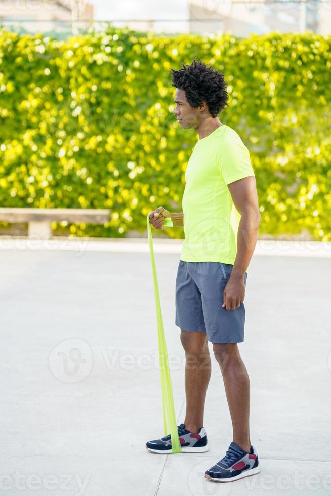 zwarte man aan het trainen met elastische band buitenshuis foto