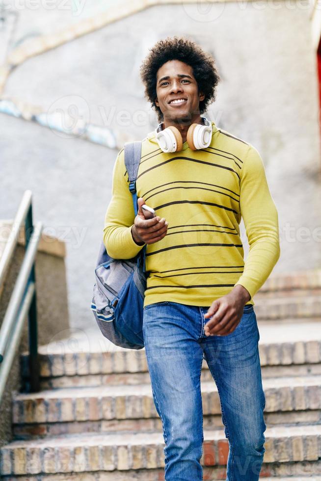 zwarte man met afro-haar sightseeing in granada foto