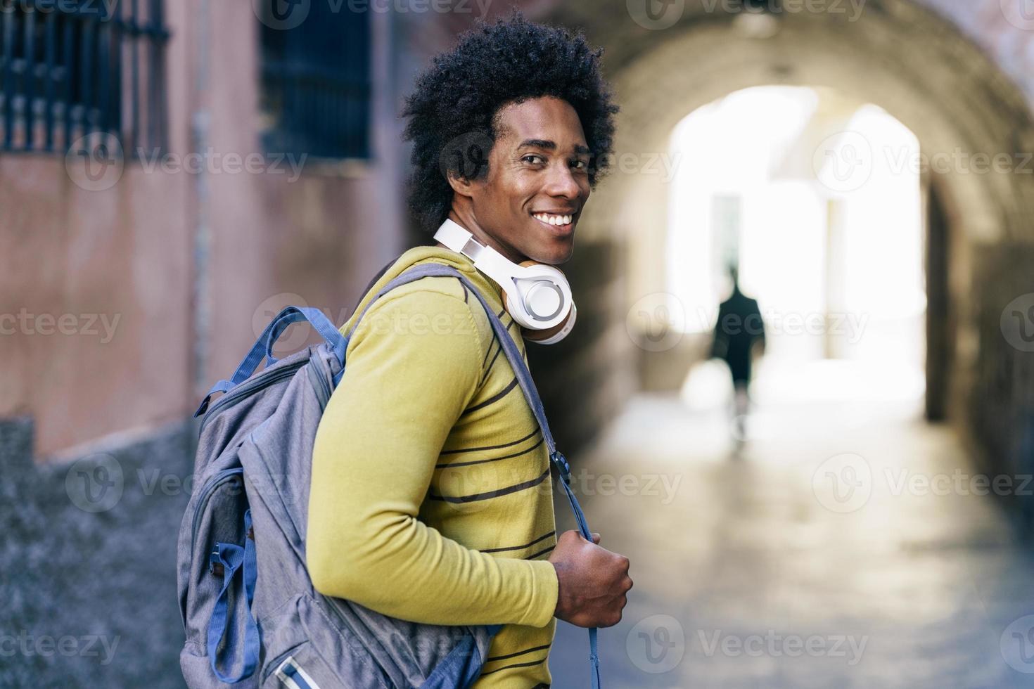 zwarte man met afro-haar sightseeing in granada foto