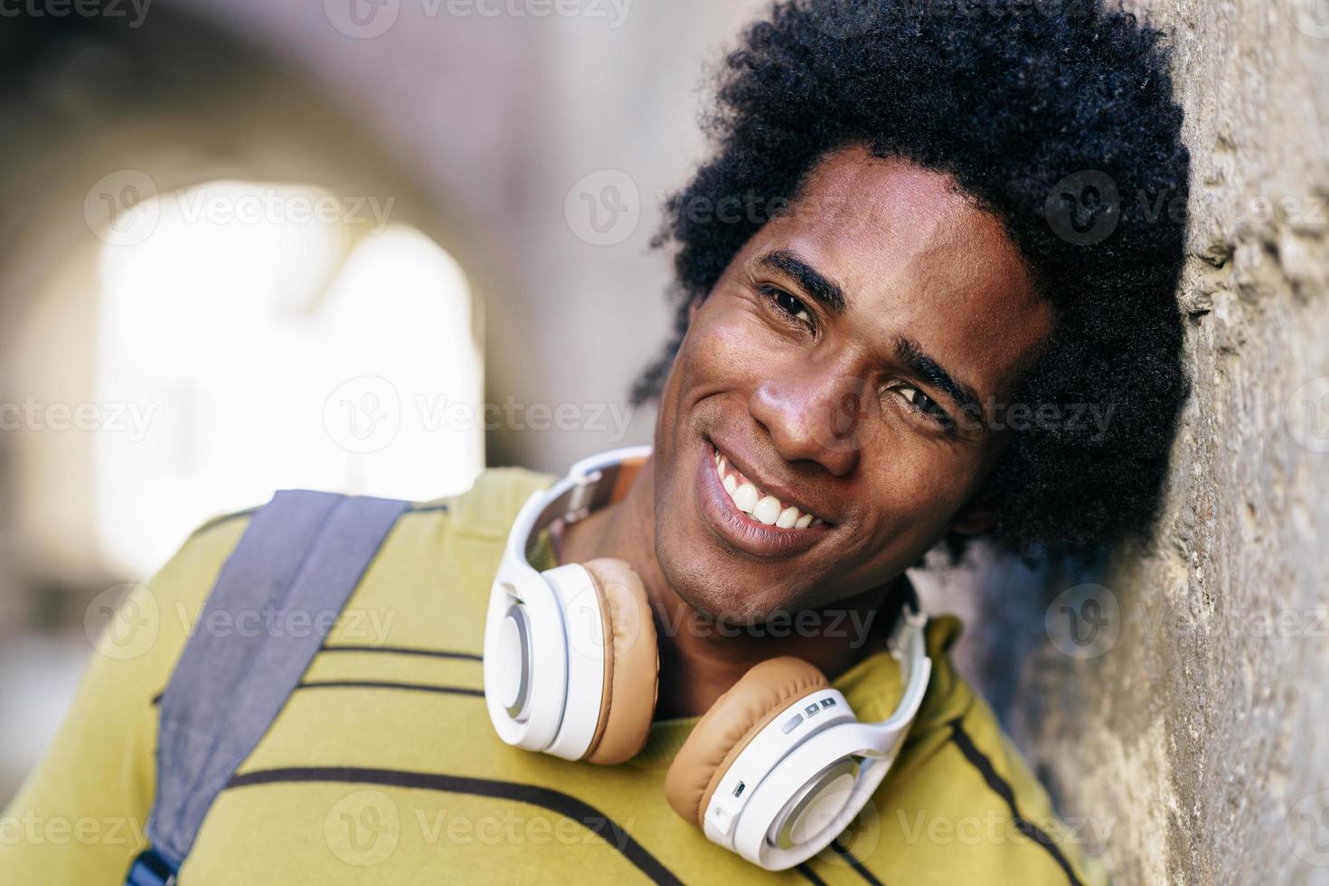 zwarte man met afro-haar sightseeing in granada foto