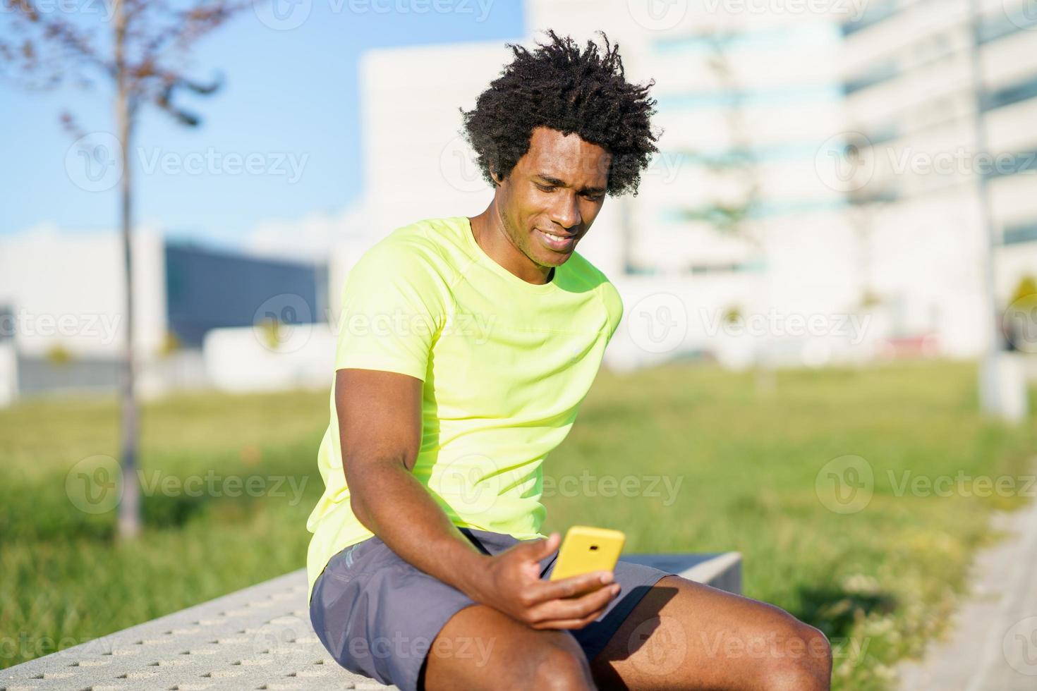 zwarte man die zijn smartphone raadpleegt foto