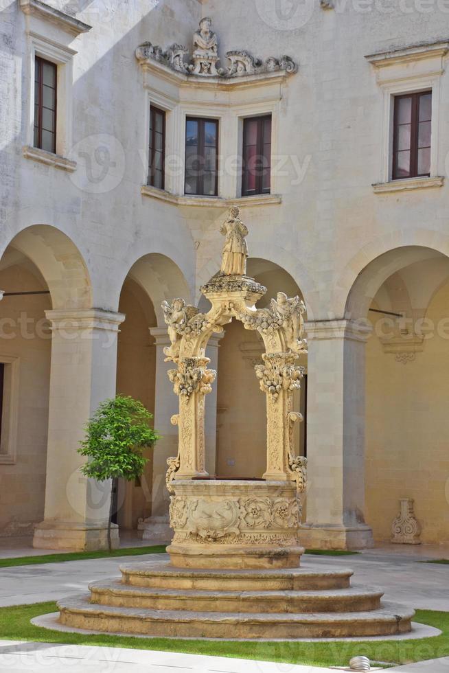 binnenplaats van een gebouw in lecce, italië foto