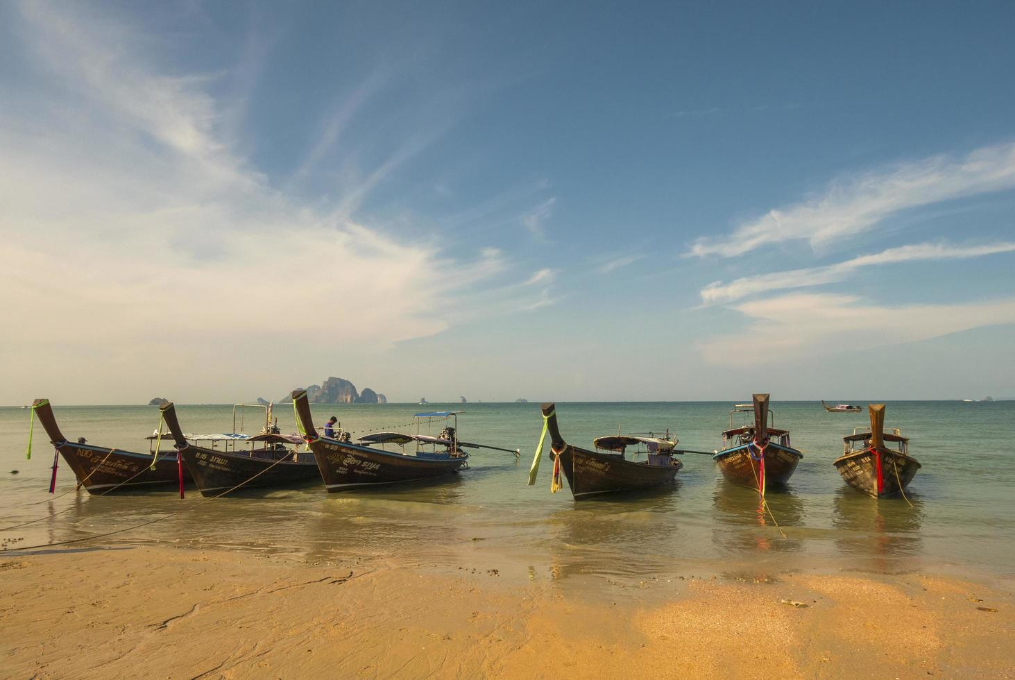 thai traditionele houten lange staart boot strand zand krabi thailand foto