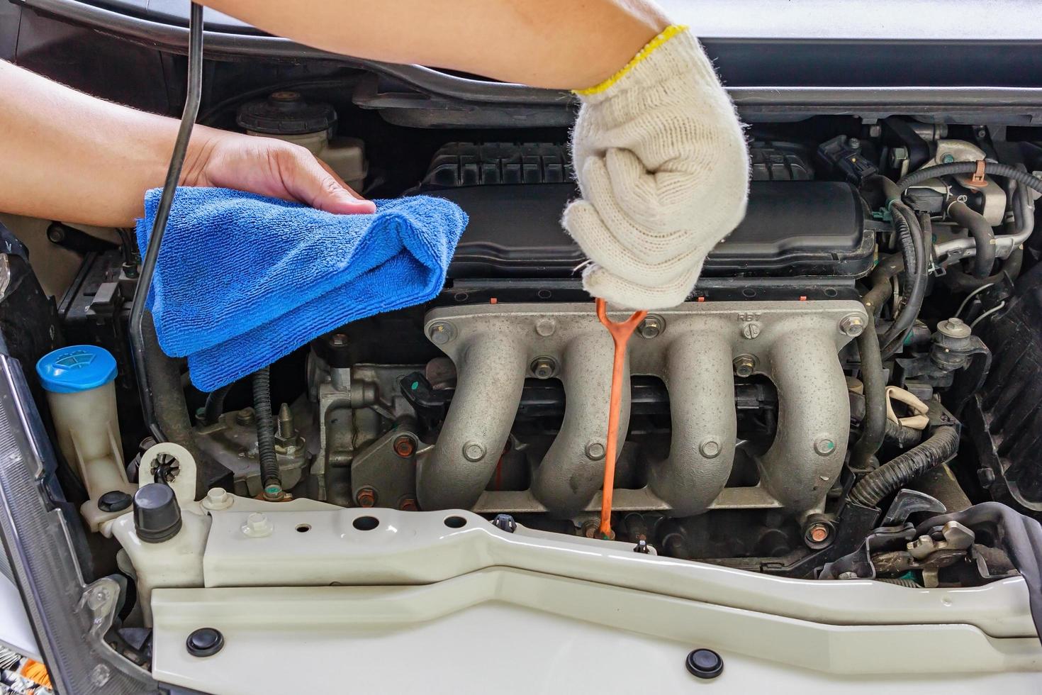 het controleren van het oliepeil in een automotor, selectieve focus foto