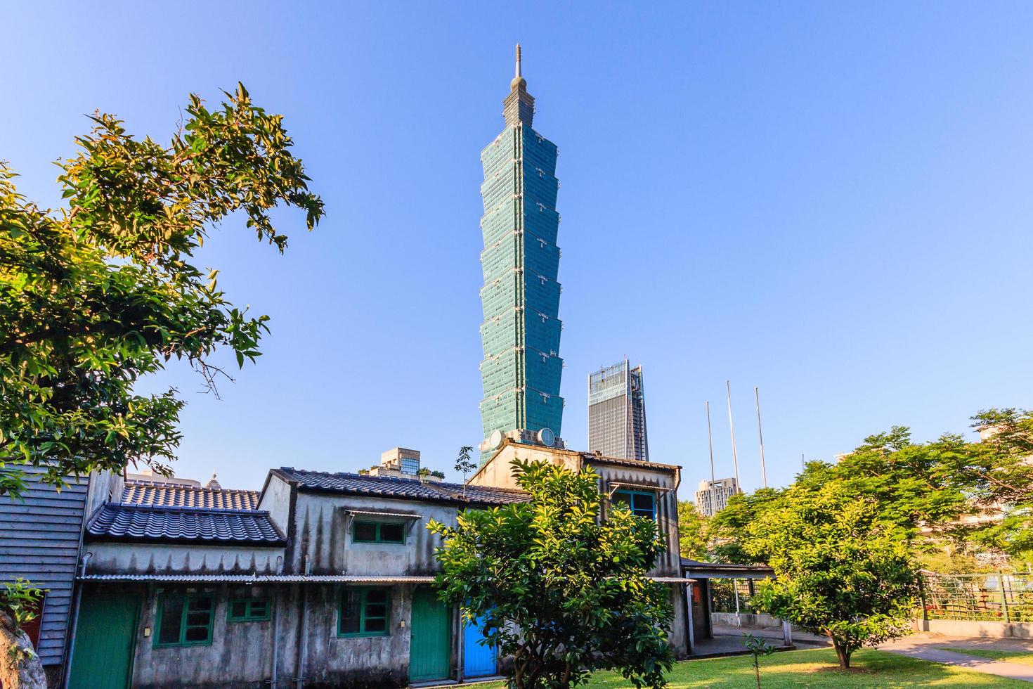 taipei, de toren van taiwan bij blauwe hemel foto